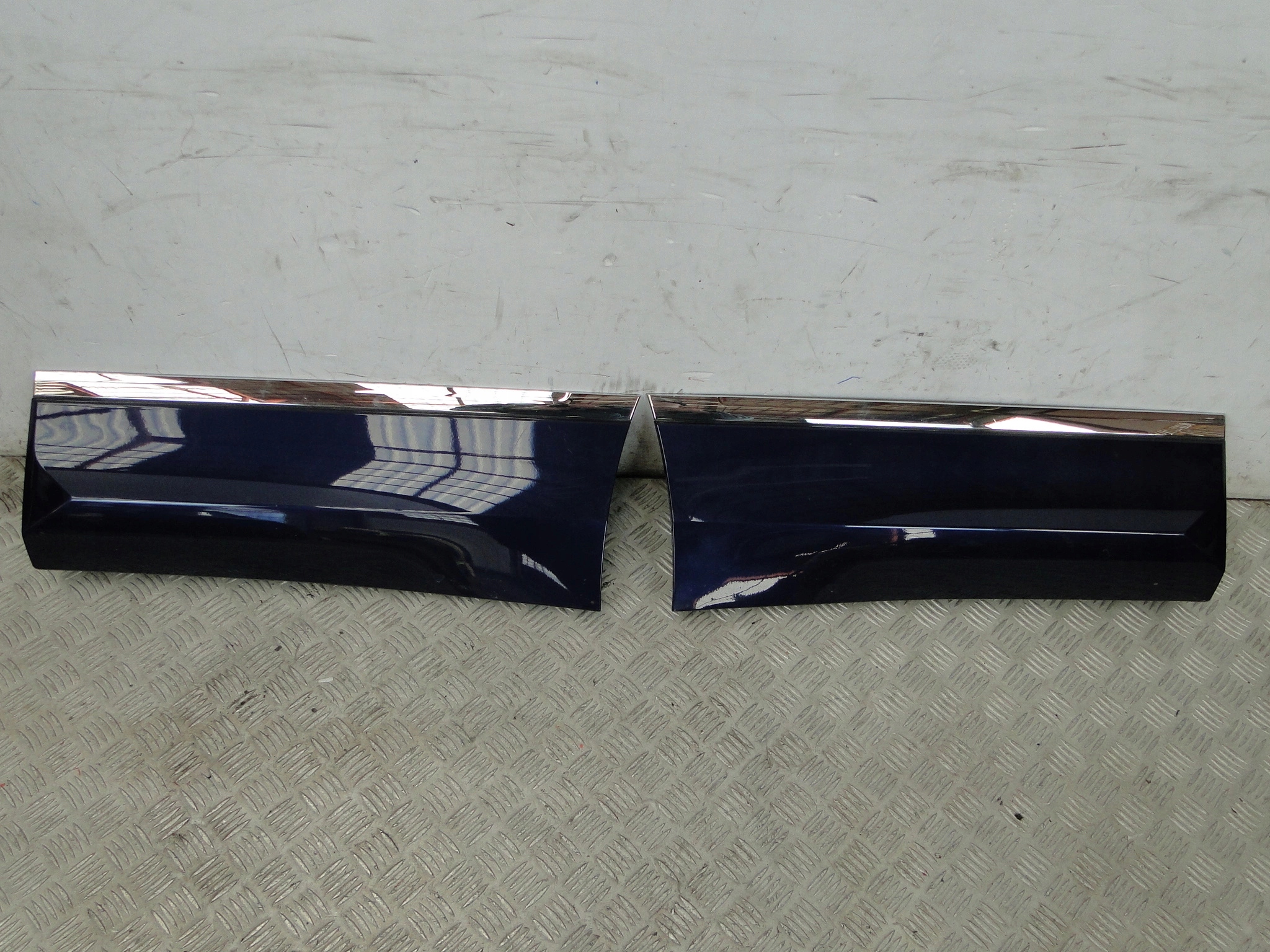 LISTWA DRZWI TYŁ VW TIGUAN 5NA R-LINE LC5B 5NA854950M 5NA854949M CENA ZA 1 Kolor niebieski