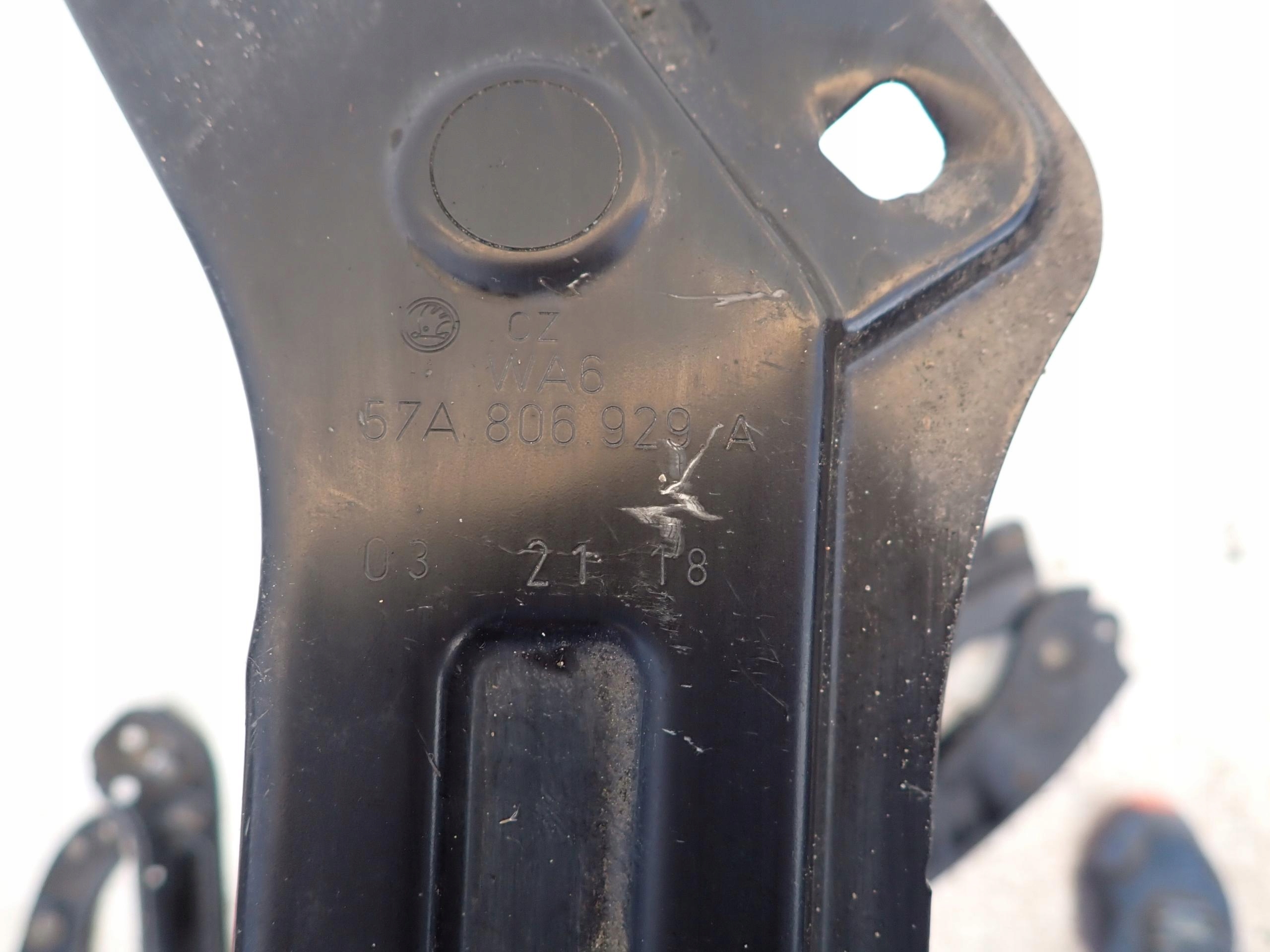 SKODA KAROQ 17-> left console holder supports 57A806929A
