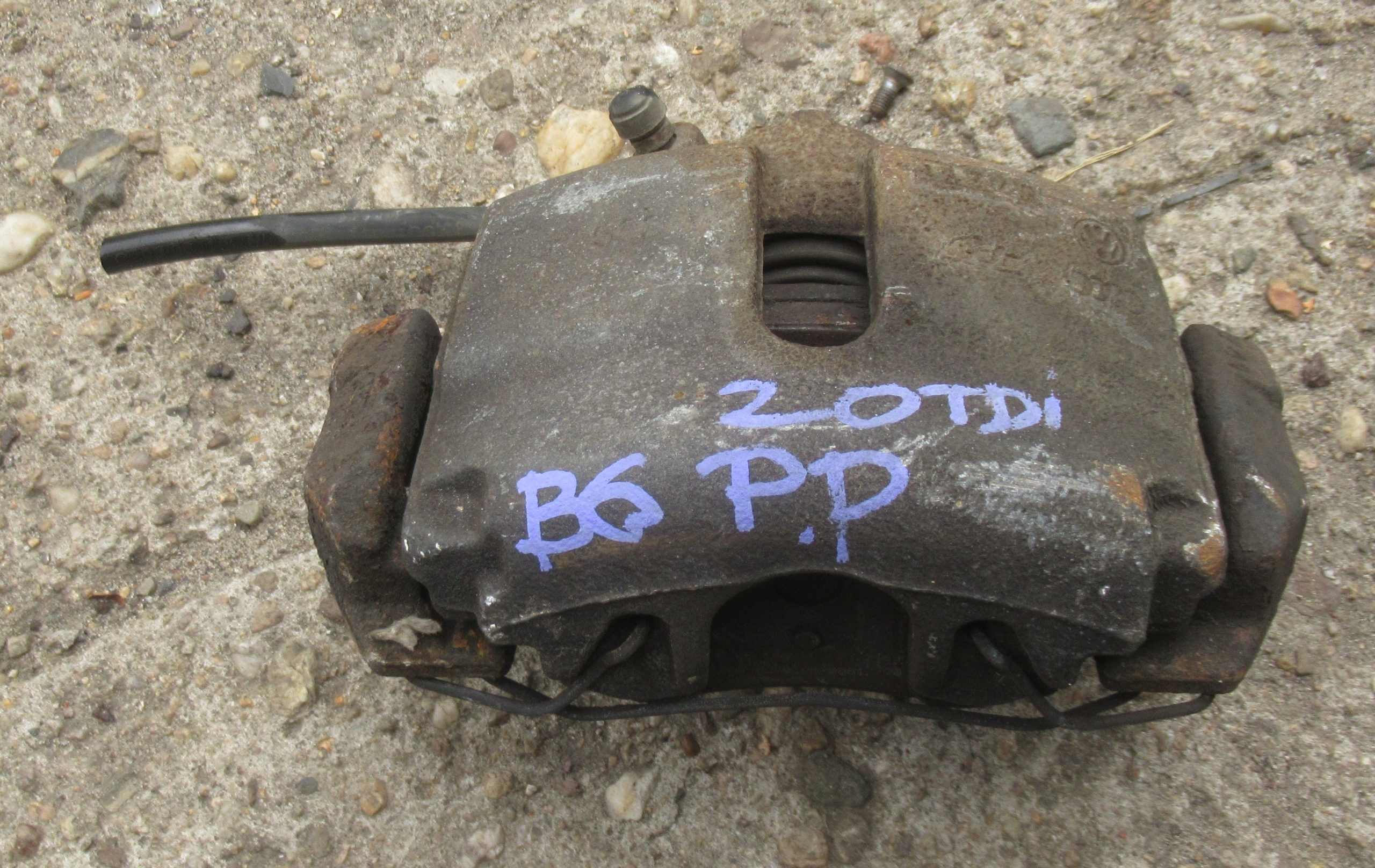 VW PASSAT B6 KOMBI 2.0 TDI caliper right front