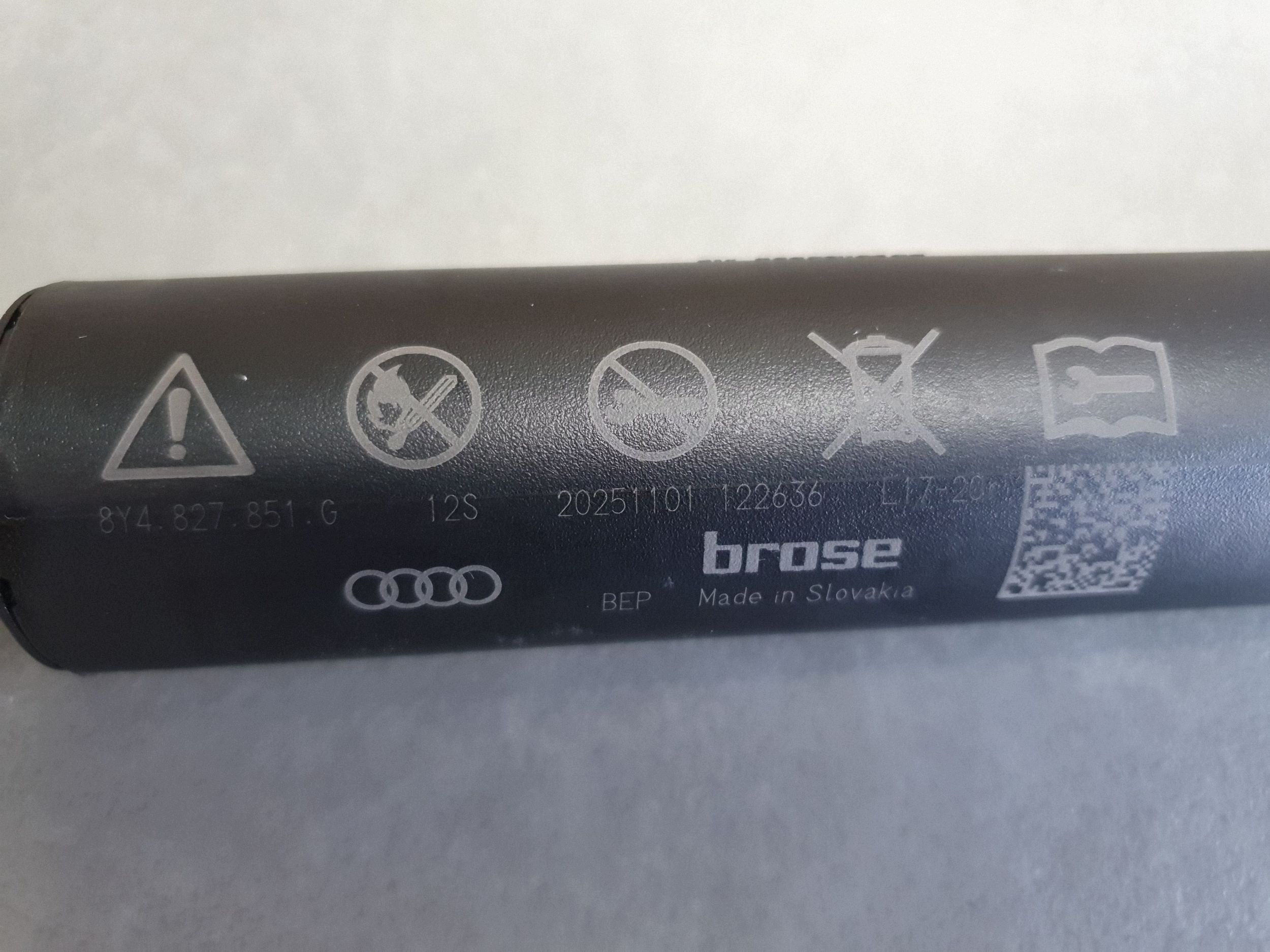 Audi A3 8Y damper electrical bonnet 8Y4827851G