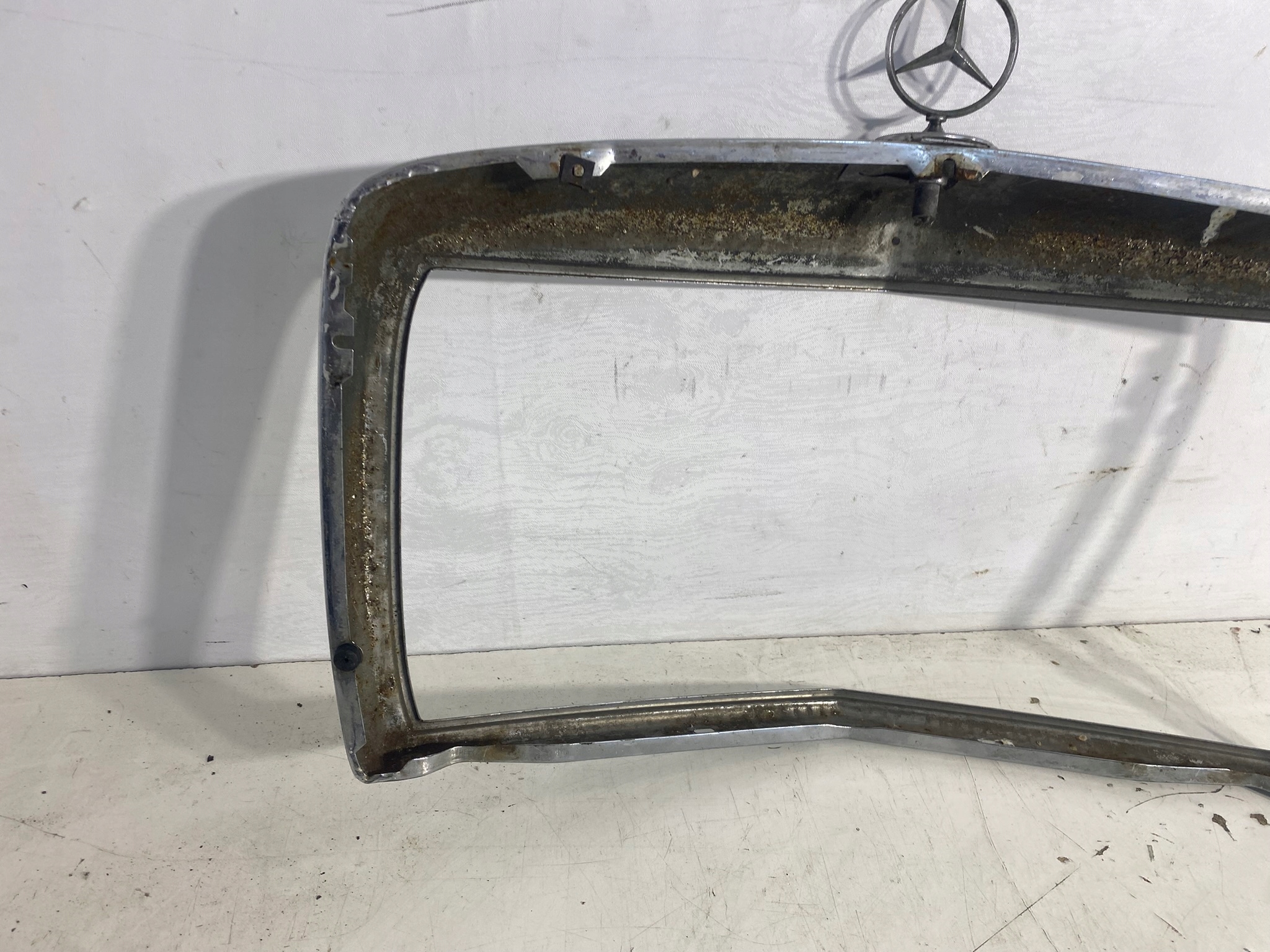 рамка решетка радиатора MERCEDES W123 европа