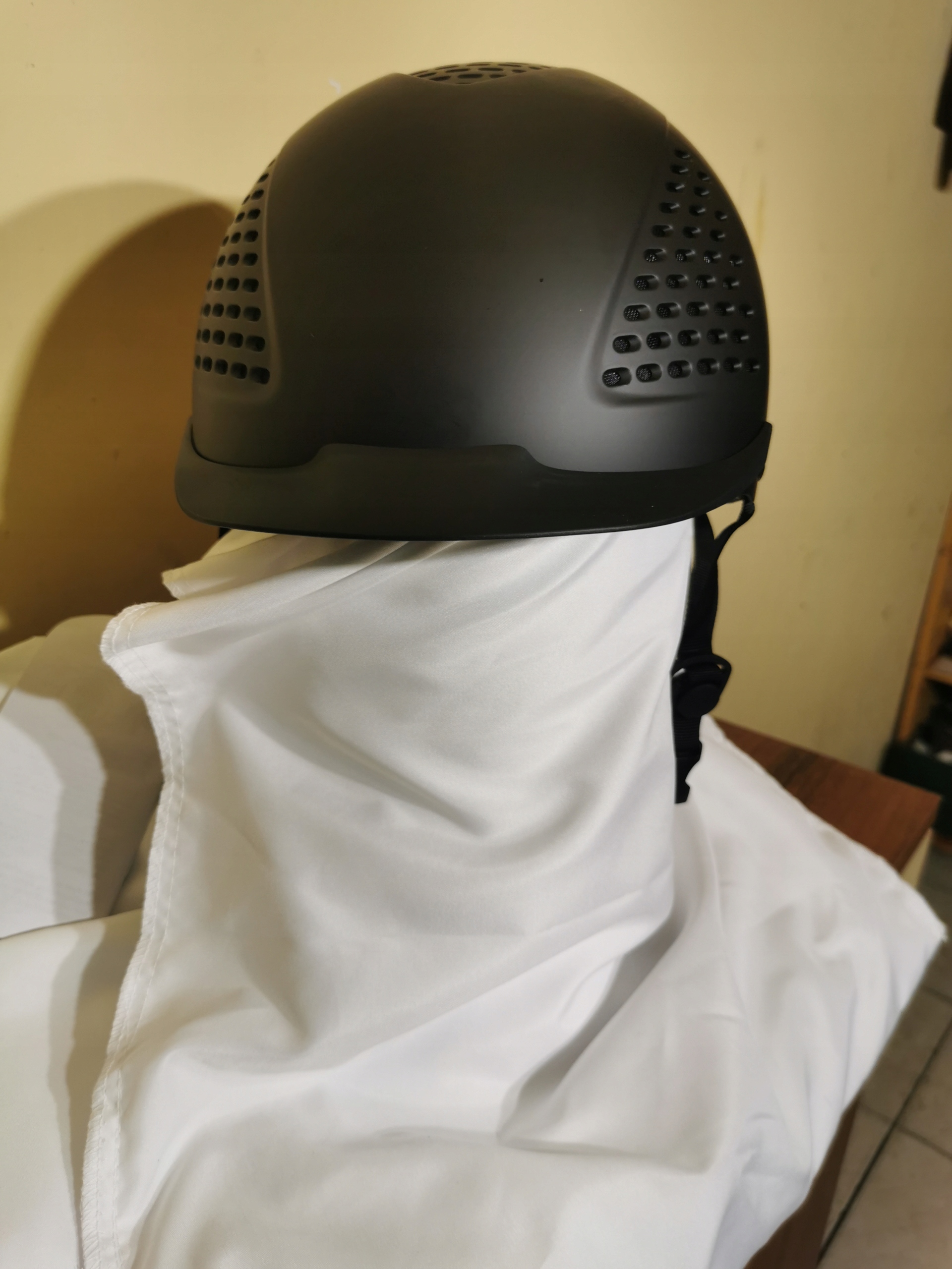 Kask jeździecki z regulacją i atestem Kod producenta 00033