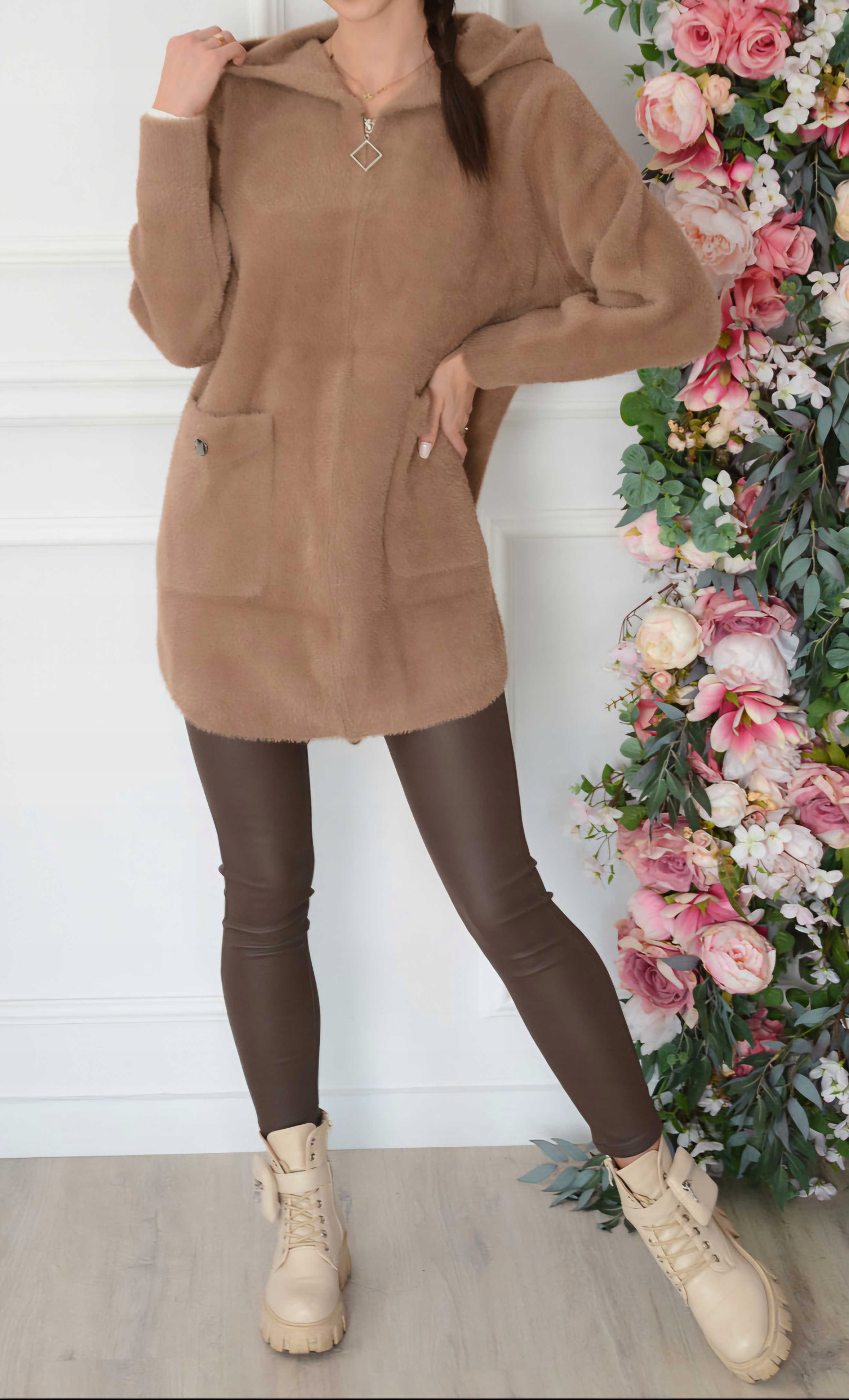 PŁASZCZ ALPAKA DAMSKA KRÓTKA MODNA WYGODNA SUWAK KAPTUR SPORT C KARMEL 2343 Model 2343