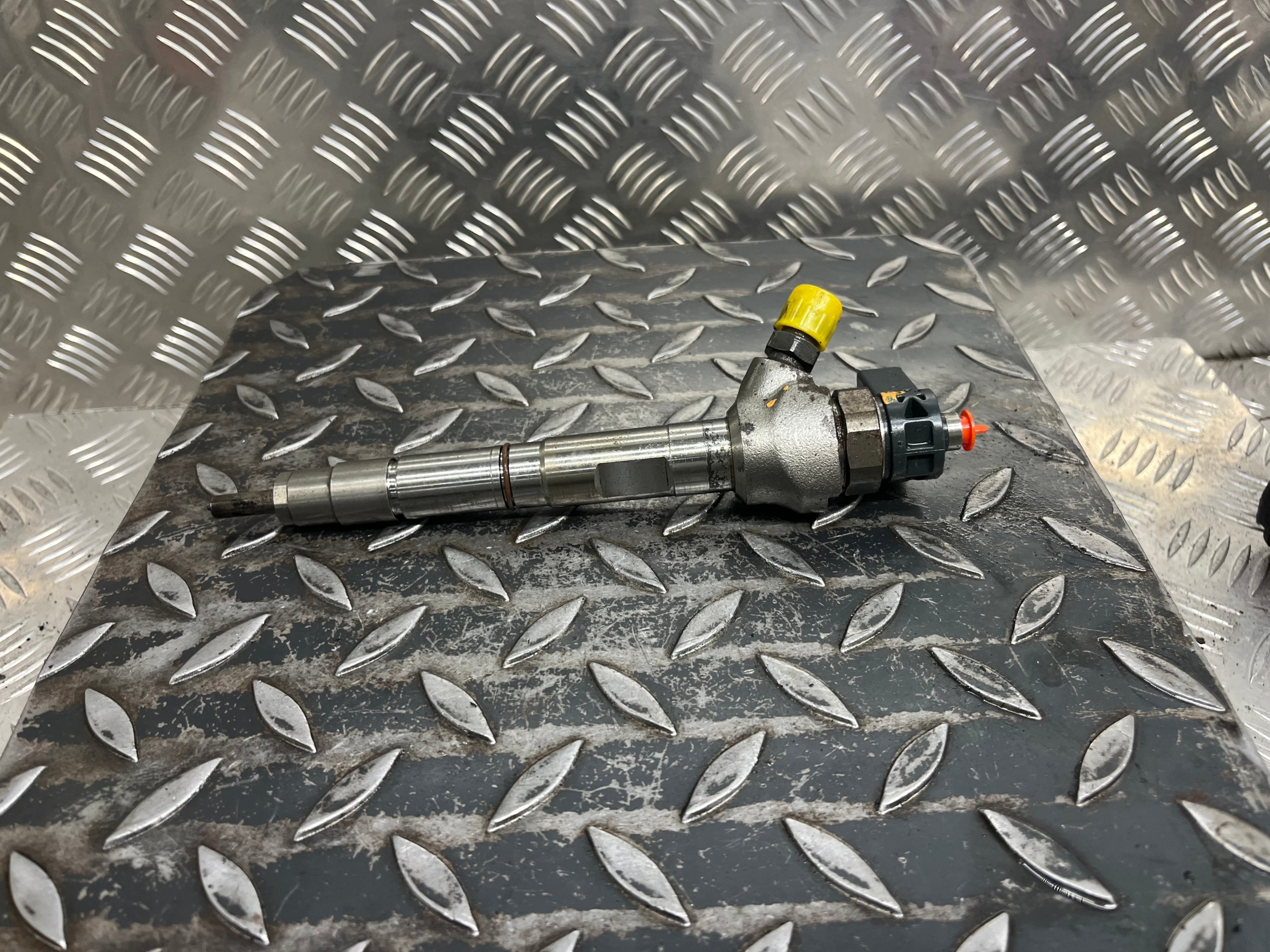 nozzle injector VOLKSWAGEN PASSAT B8 0445110471 / 04L130277AE