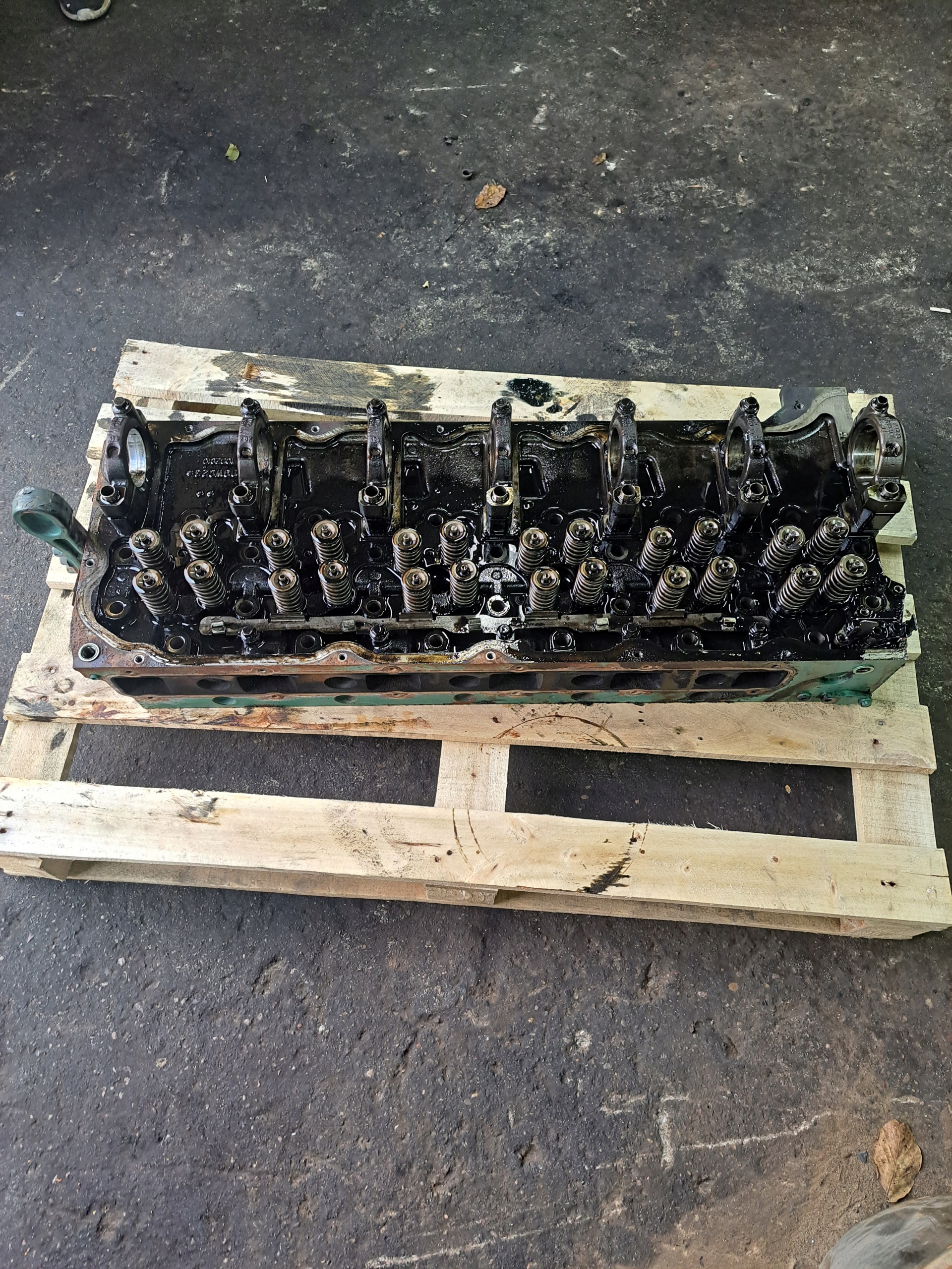 GŁOWICA SILNIKA Z ZAWORAMI VOLVO FM 9 D9 D11C