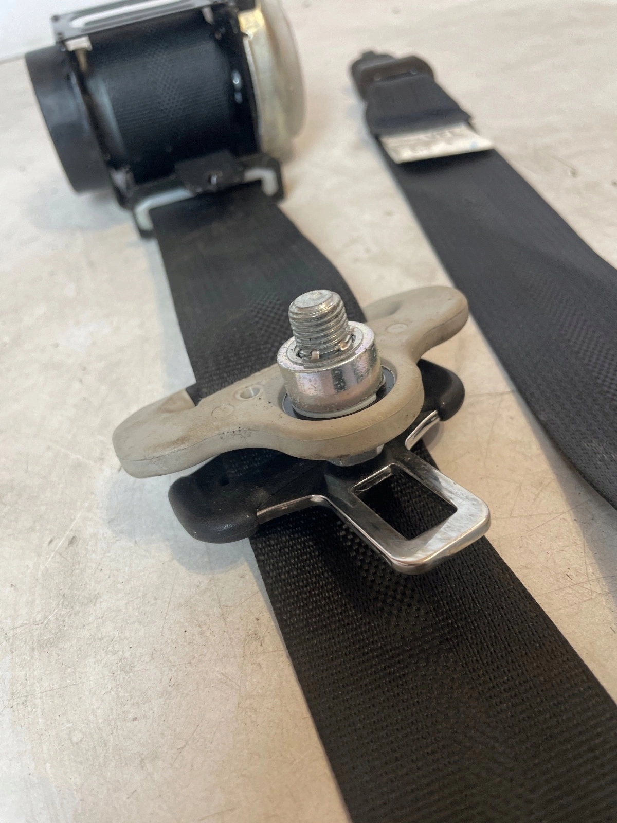 tension belt safety front front left Nissan Leaf and Lift 5D