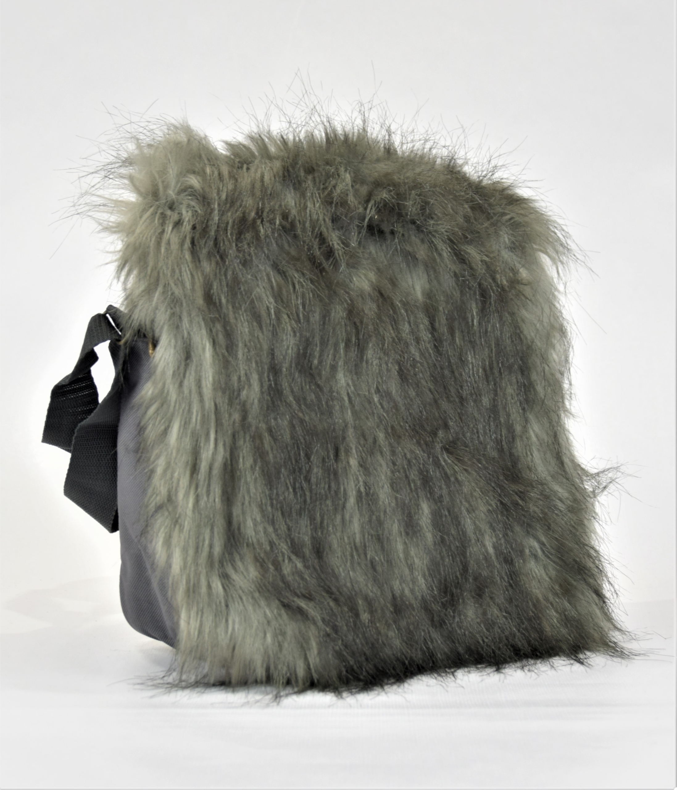 

Torebka damska z futerkową klapą