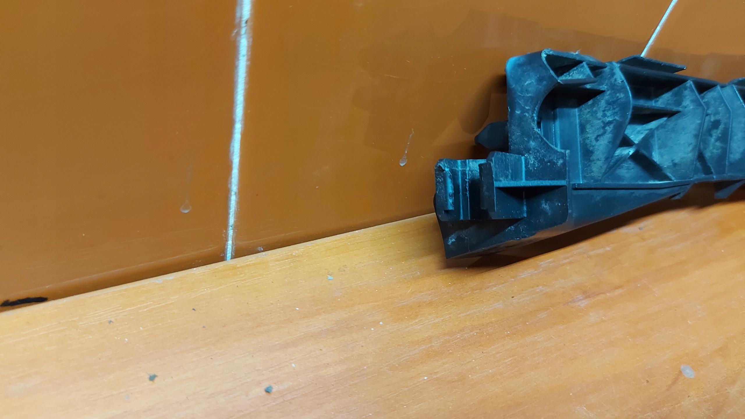 bumper bracket left front TOYOTA AVENSIS T25 03