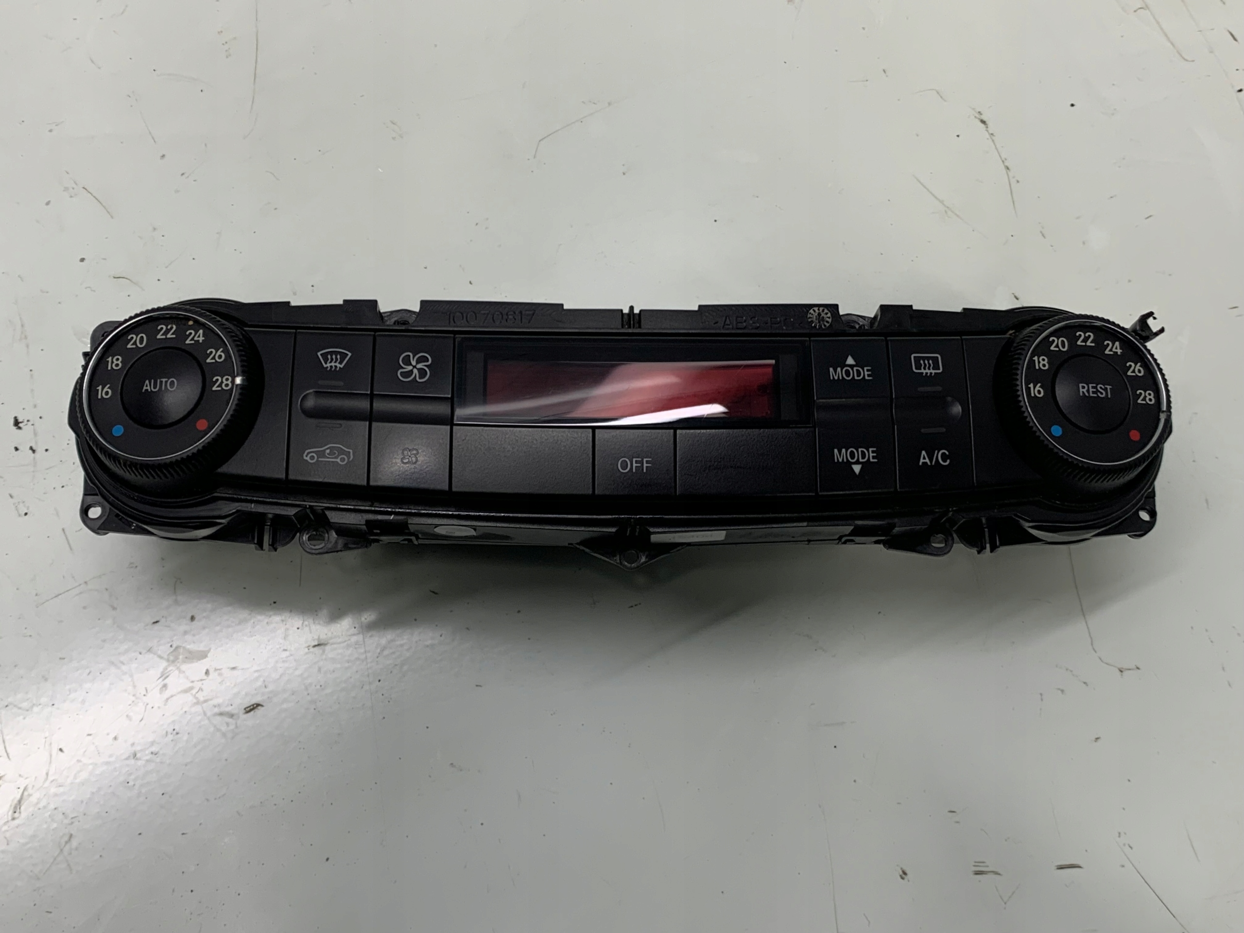MERCEDES PANEL KLIMATYZACJI E 211 W211 A2118300890