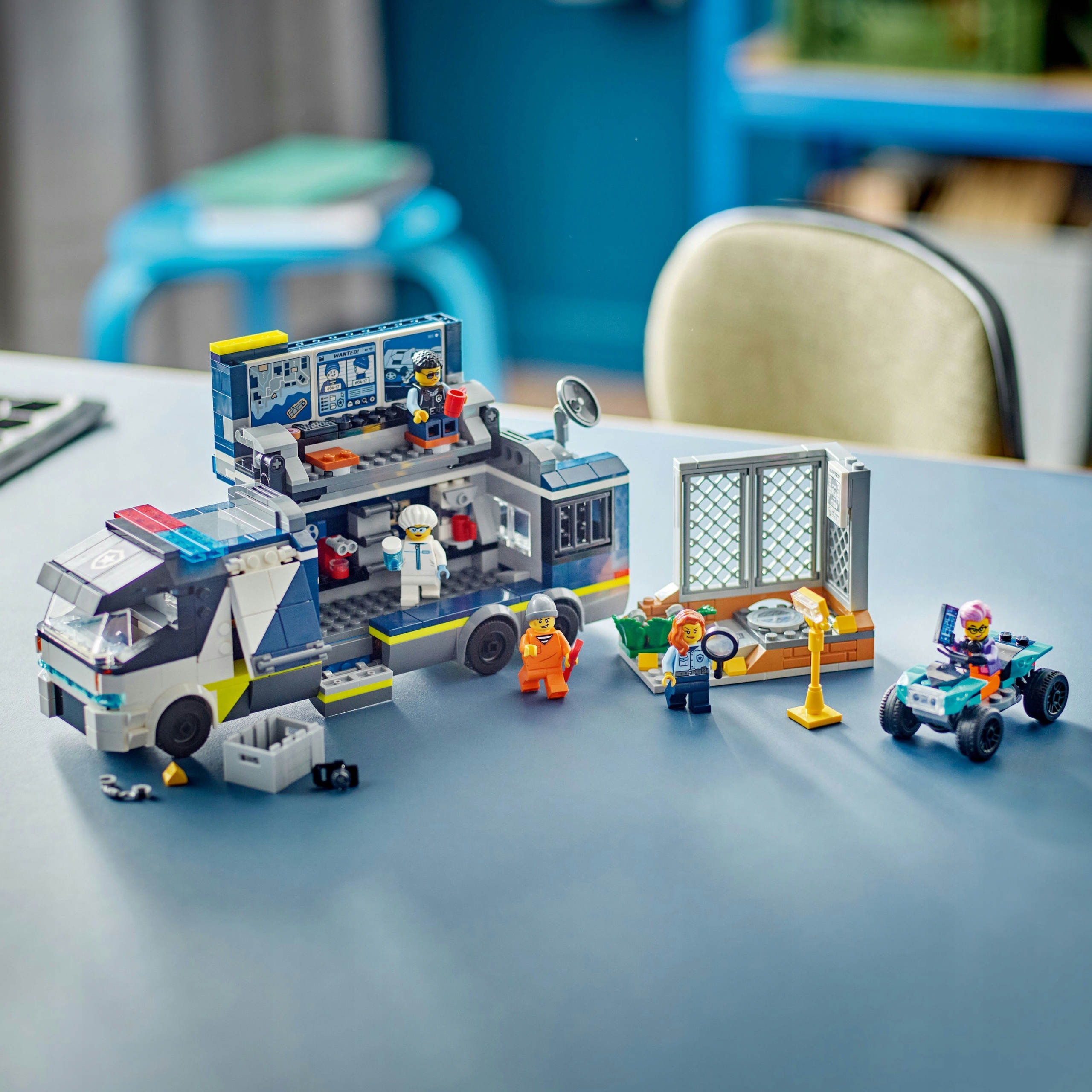 LEGO CITY 60418 POLICYJNA CIĘŻARÓWKA Z LABORATORIUM KRYMINALNYM Bohater LEGO City