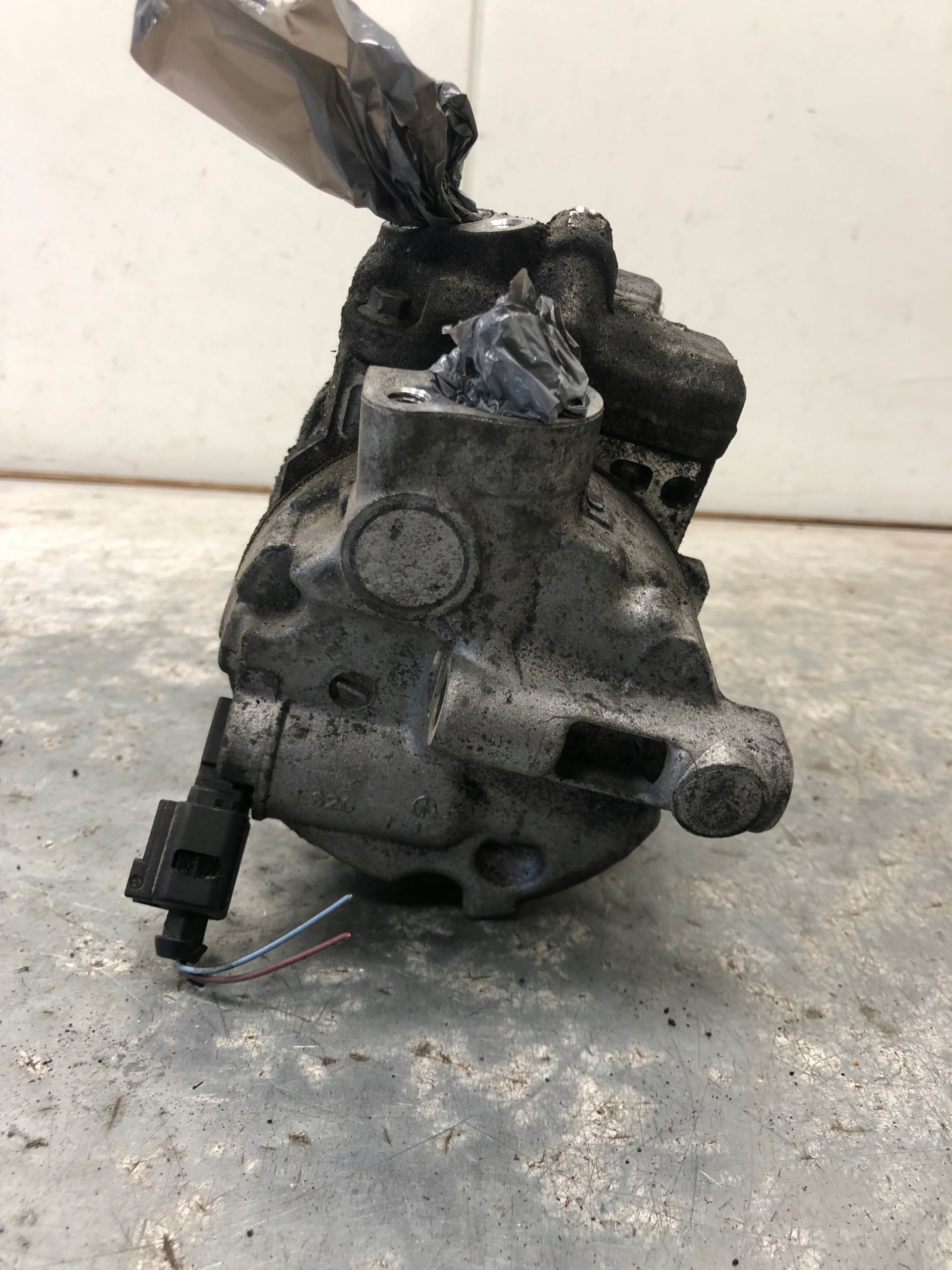 compressor compressor; of the air conditioning AUDI A4 B8 8K0260805E