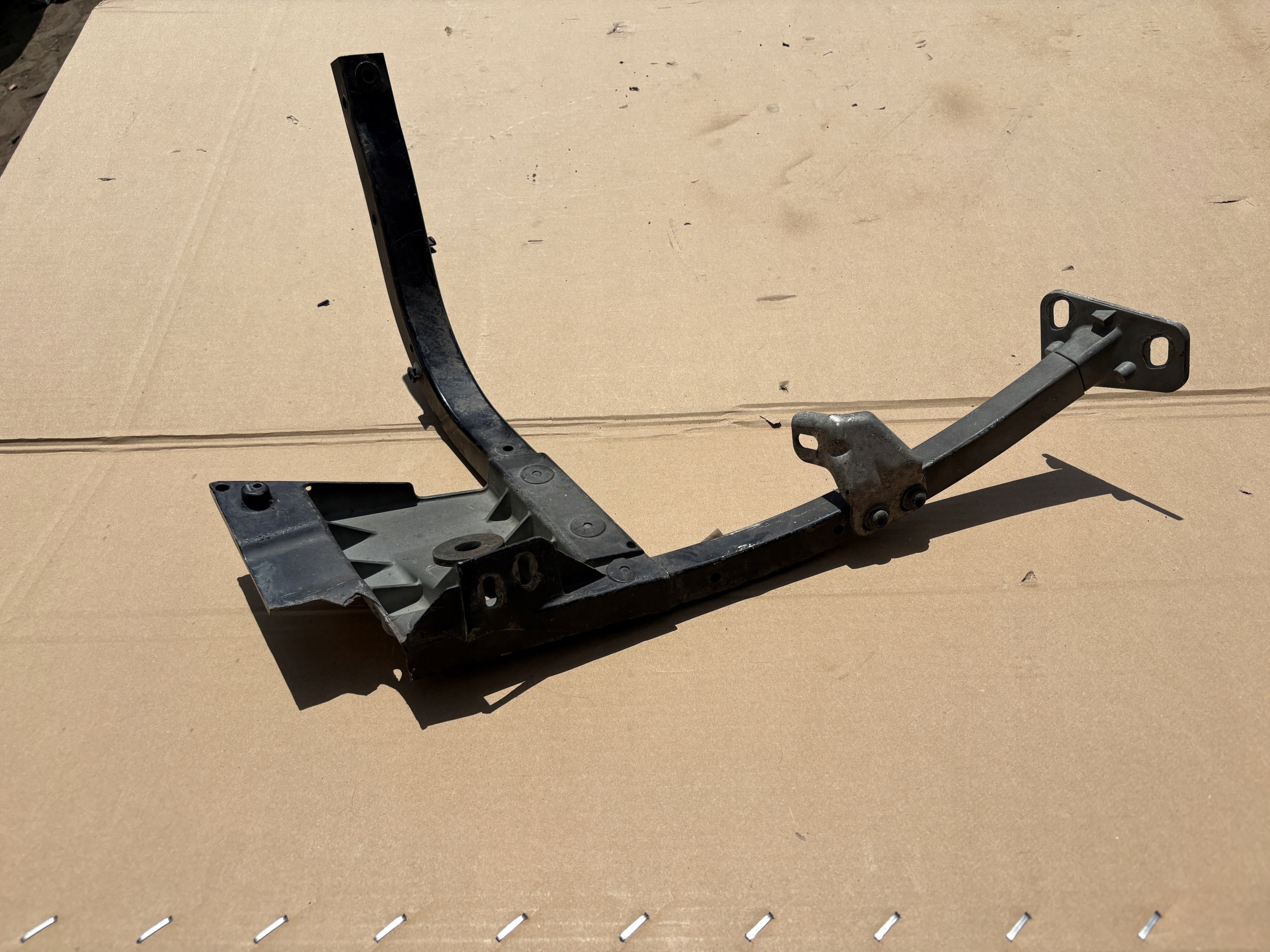 AUDI A8 D3 Support plaque Console Aile Droite Avant 4E0821138F