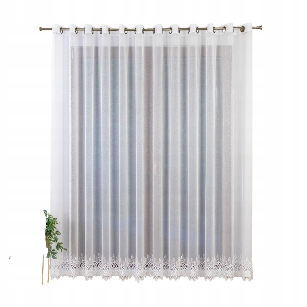 Záclona z markýzy s geometrickým vyšíváním – na průchodkách 500x280