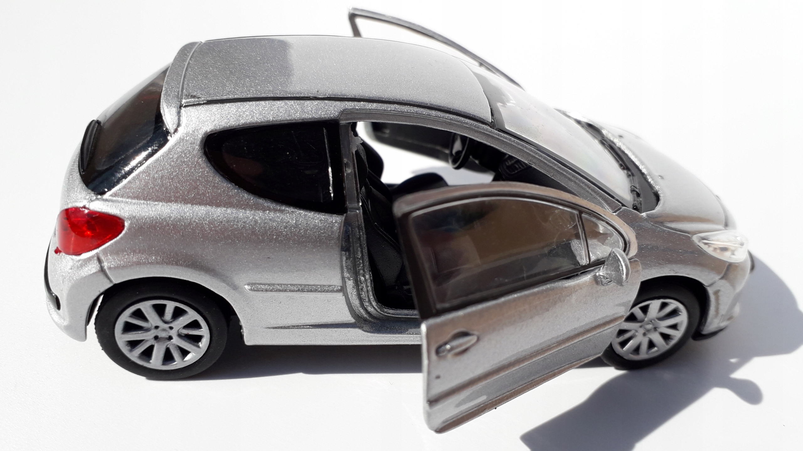 Peugeot 207 Srebrny Metalowy Model Welly 1:34