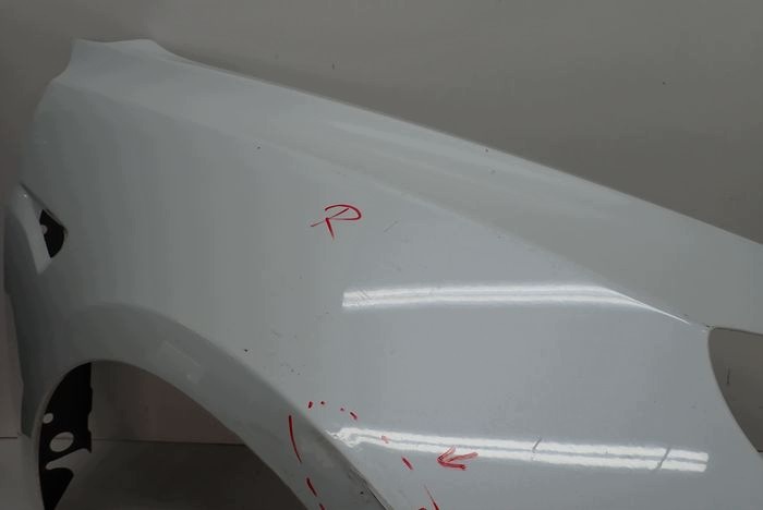 TESLA III 3 17-23 blatník pravý přední předek