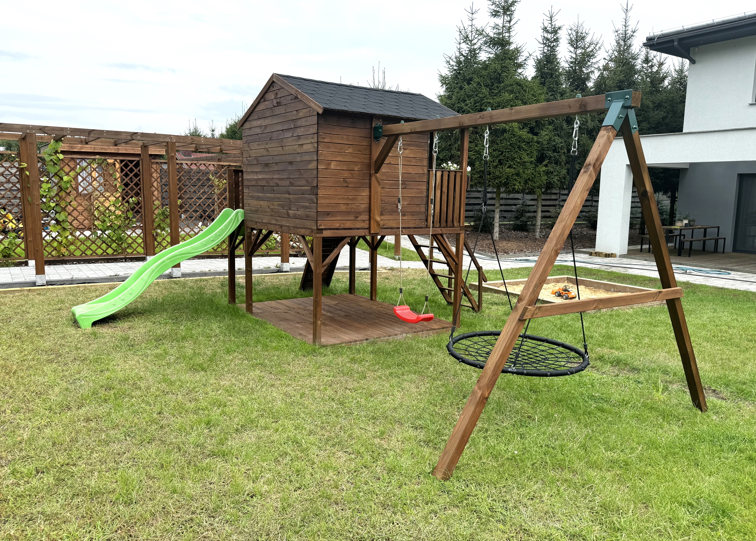 Vaikų lauko žaidimų aikštelė su nameliu su čiuožykla su sūpynėmis su laipiojimo zona