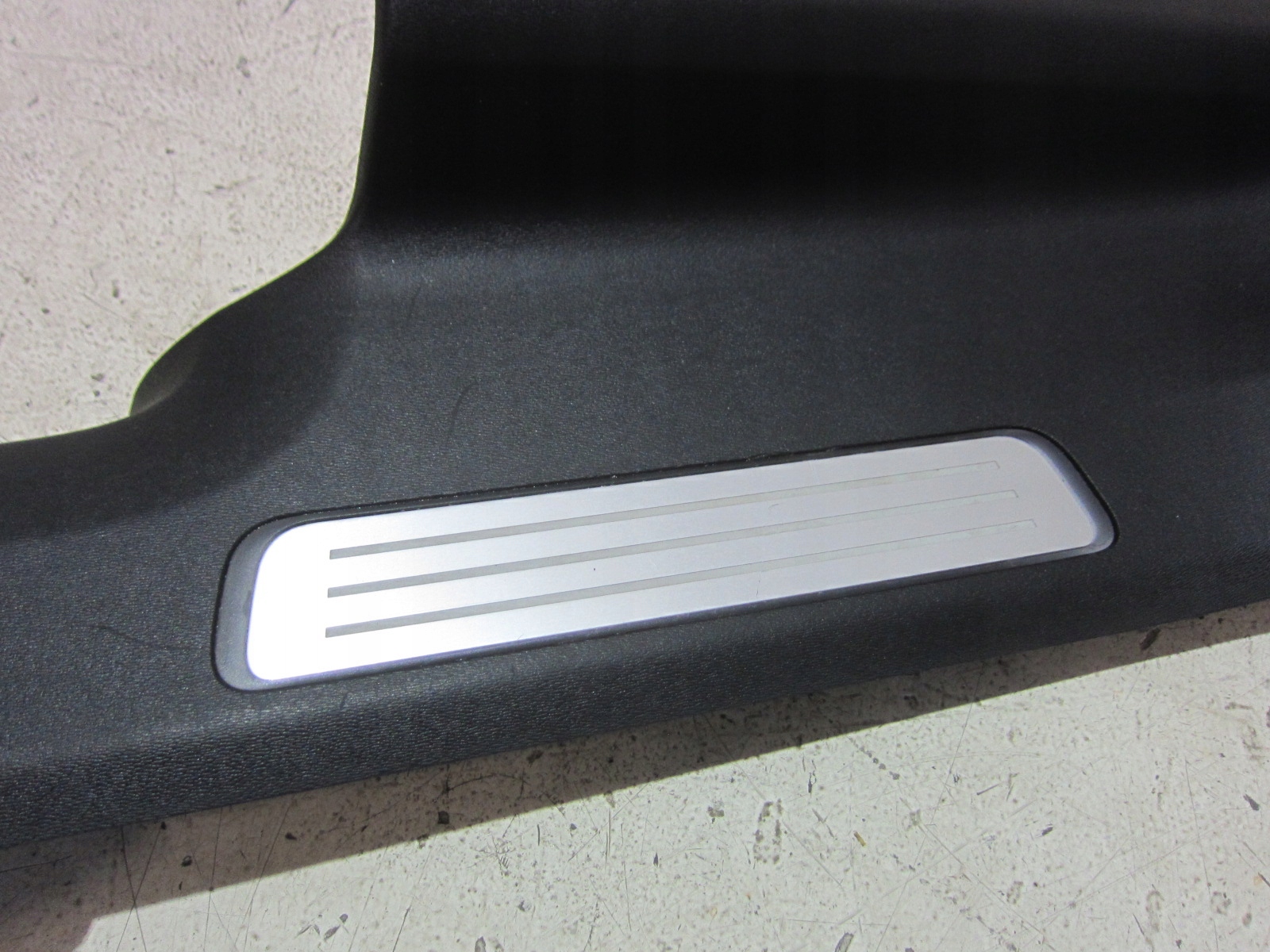 VOLVO XC90 II XC 90 left rear moulding threshold cap cover 31363747