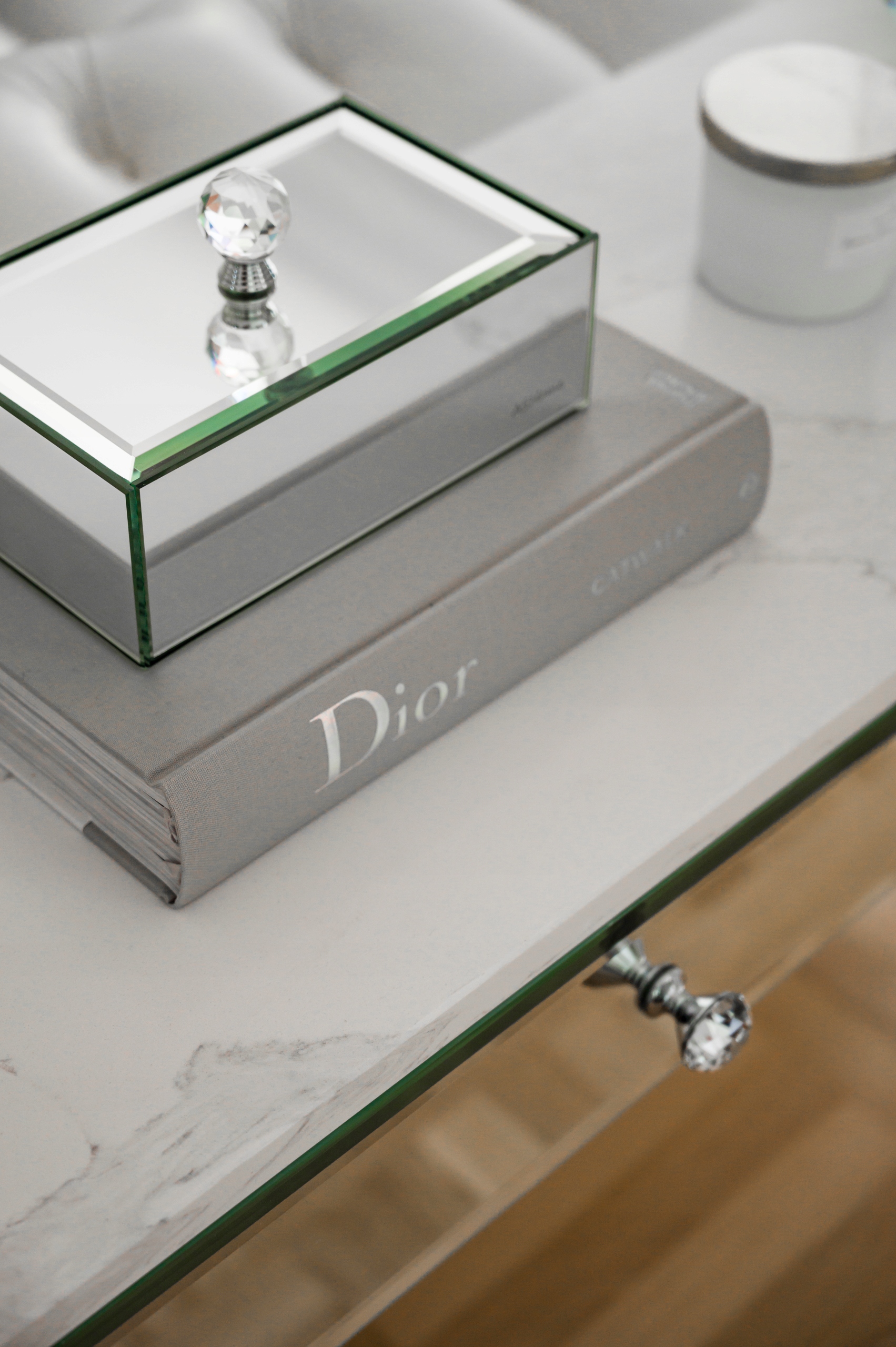 Konsola lustrzana z blatem Calacatta, stelaż chrom Wykończenie połysk