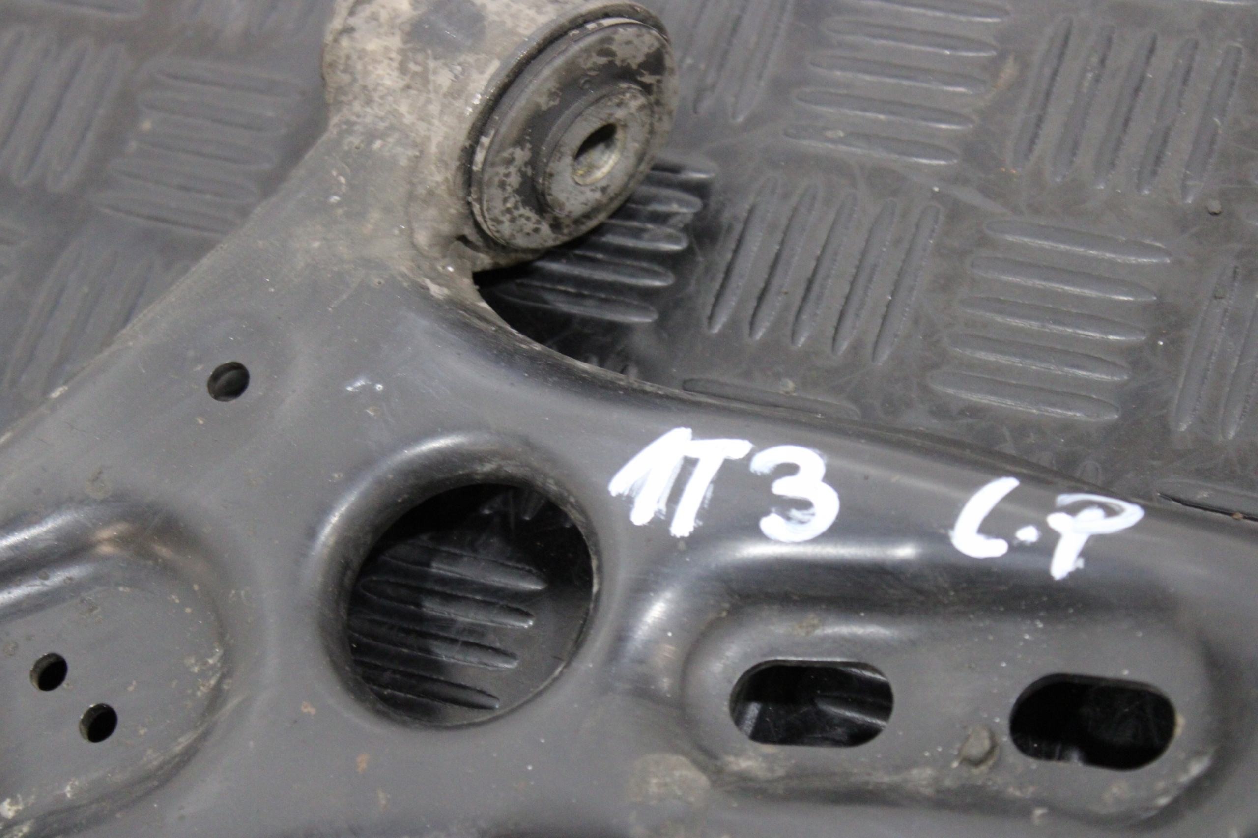 arm left front front VW TOURAN 1T3 1T0 LIFT