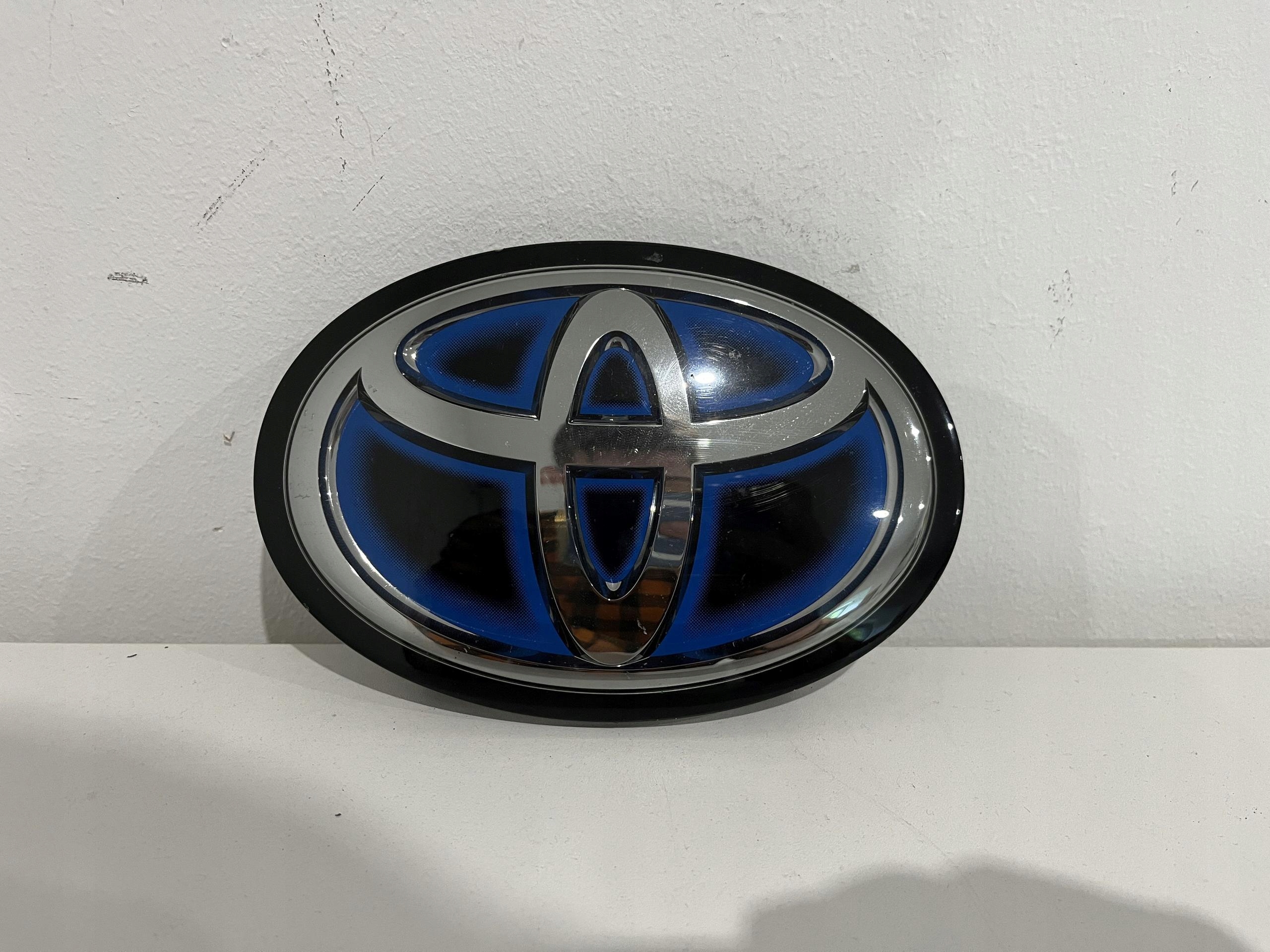 TOYOTA RAV4 V LIFT ZNACZEK EMBLEMAT POD RADAR 53141-33130