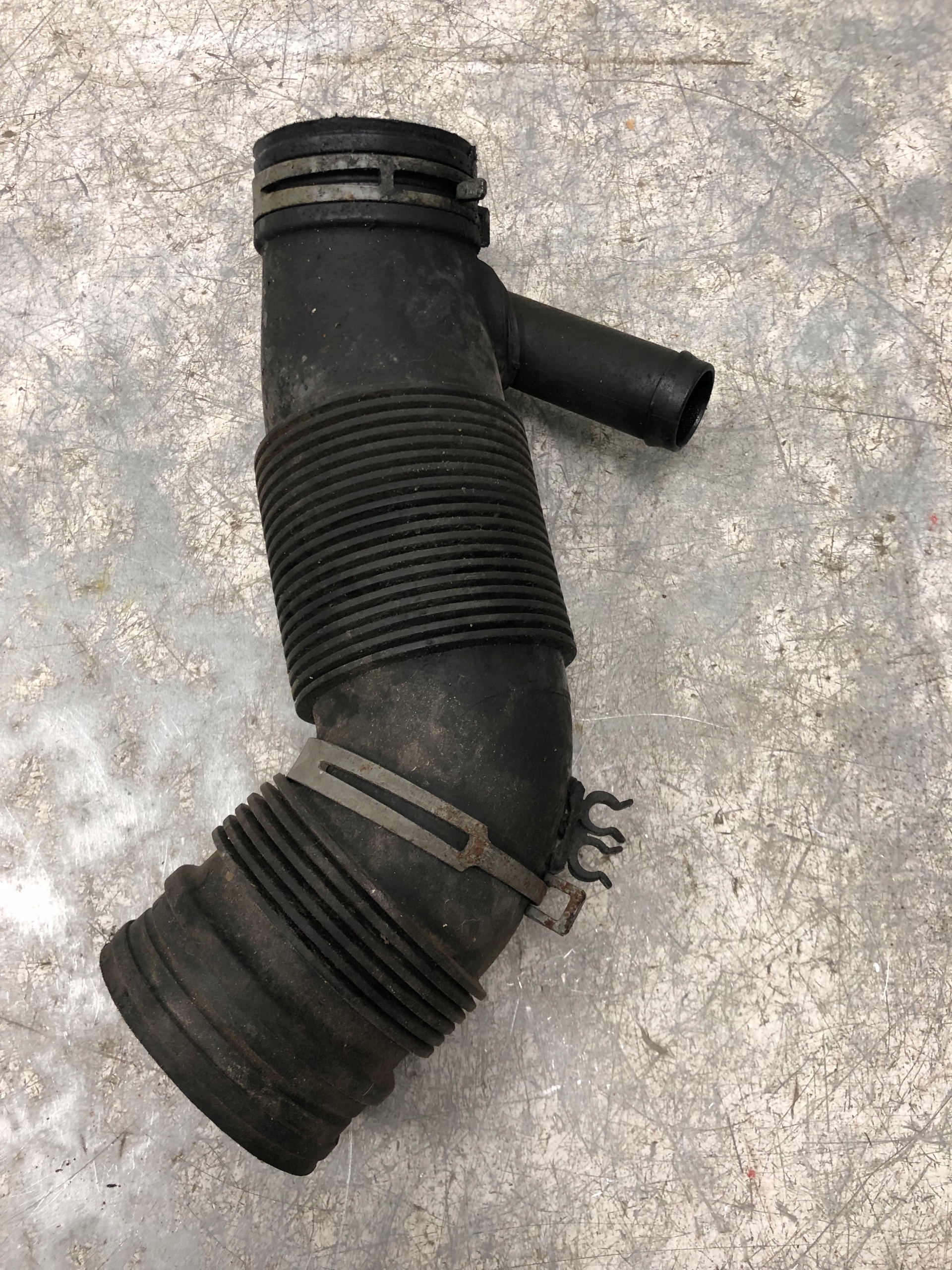 pipe air hose VW SKODA AUDI 6Q0129654AB
