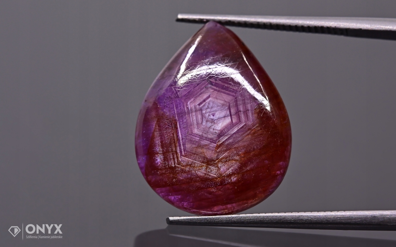 Rubín konvexní slzná deska 18,5x14,5 mm