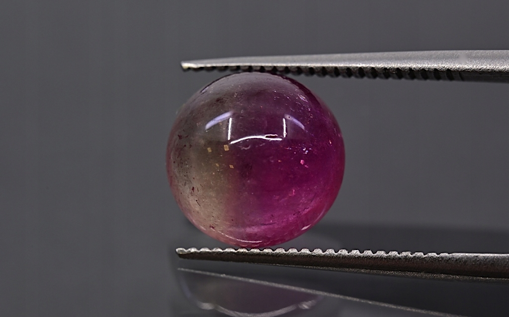 Turmalín kulatý kabošon fi 9 mm