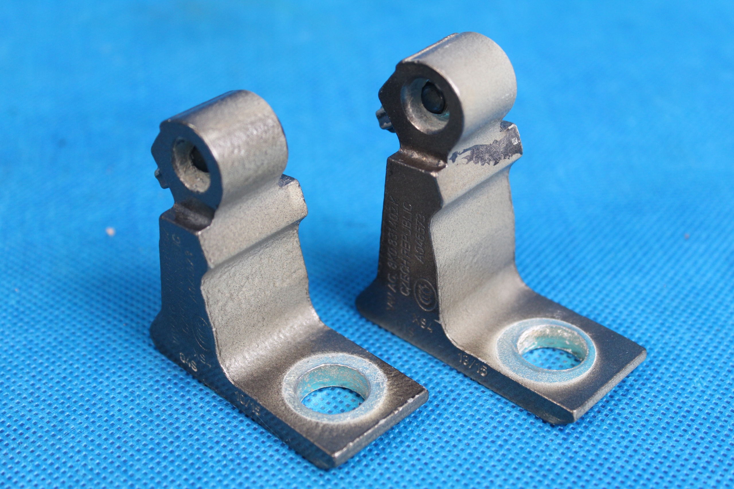 8K0831402K - SKODA YETI LIFT ДВЕРНЫЕ ПЕТЛИ ПЕРЕДНЯЯ ПРАВАЯ 15R