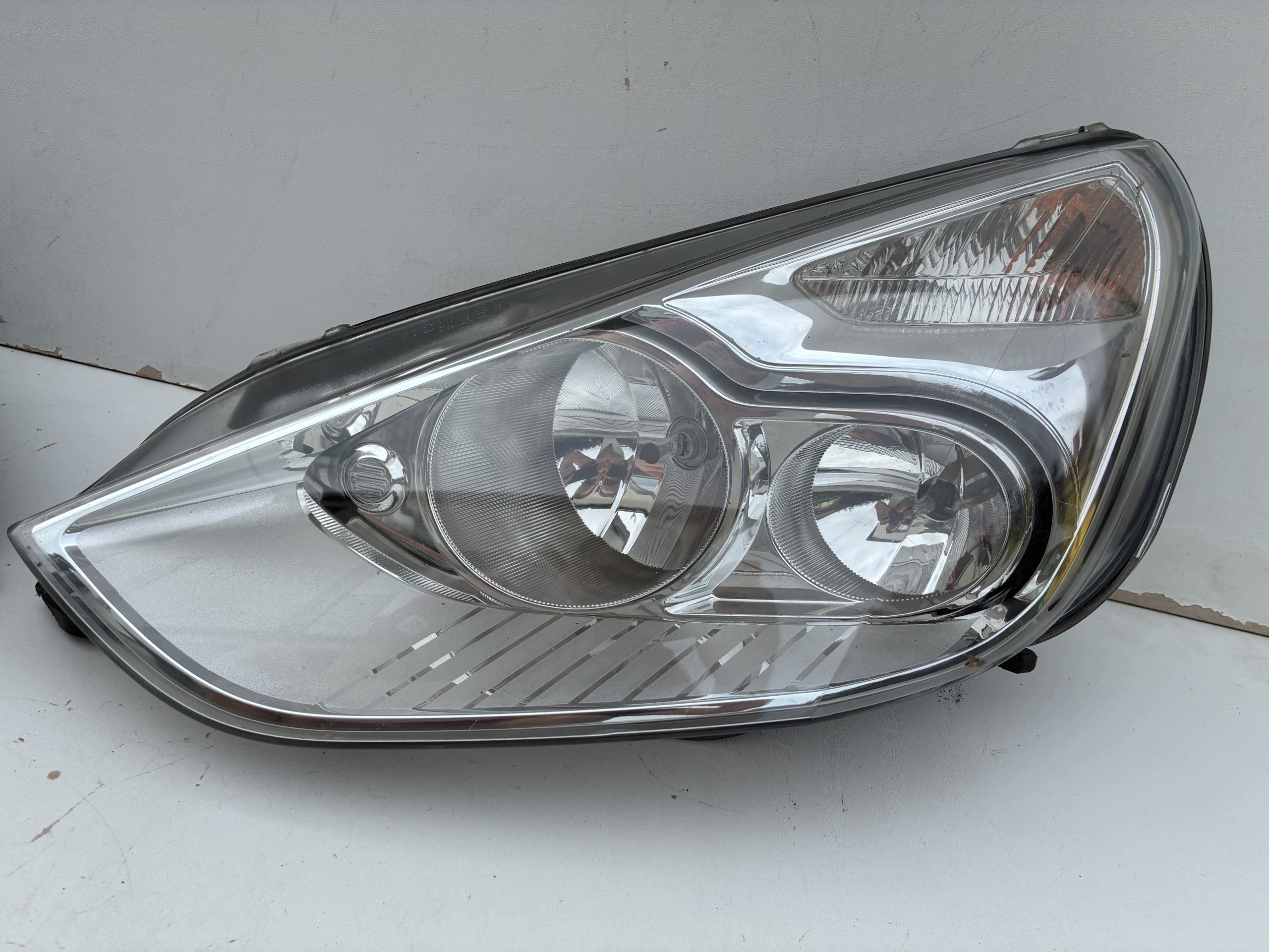 Reflektor light front front right left Ford S-Max Mk1 06-15r. ==OEM== Eu