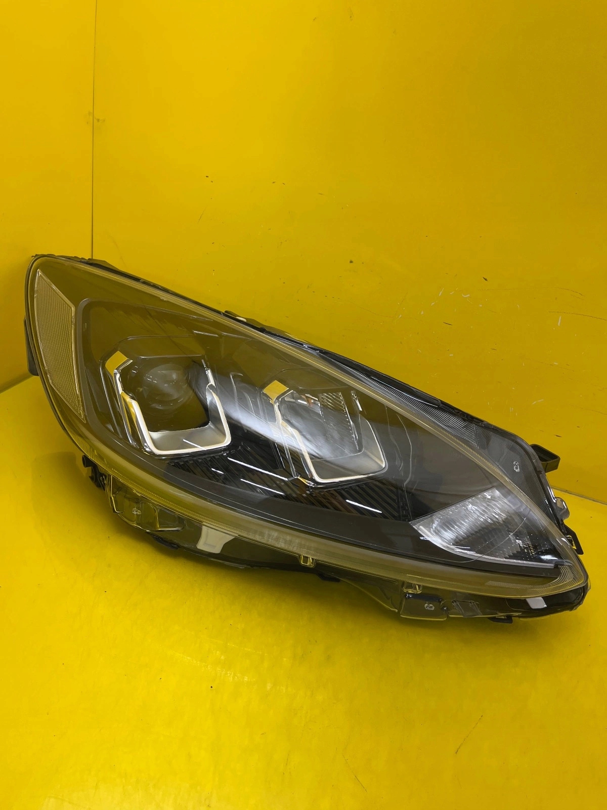 light right Ford Kuga MK3 LV4B-13W029-AK lens + Led