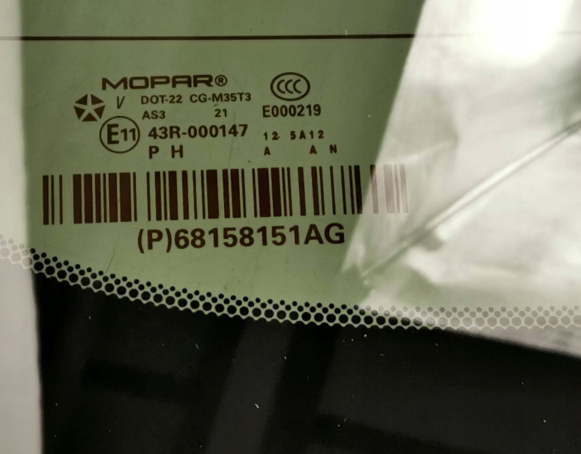 NOWA SZYBA TYLNA TYŁ W KLAPĘ JEEP GRAND CHEEROKE Jakość części (zgodnie z GVO) O - oryginał z logo producenta pojazdu (OE)