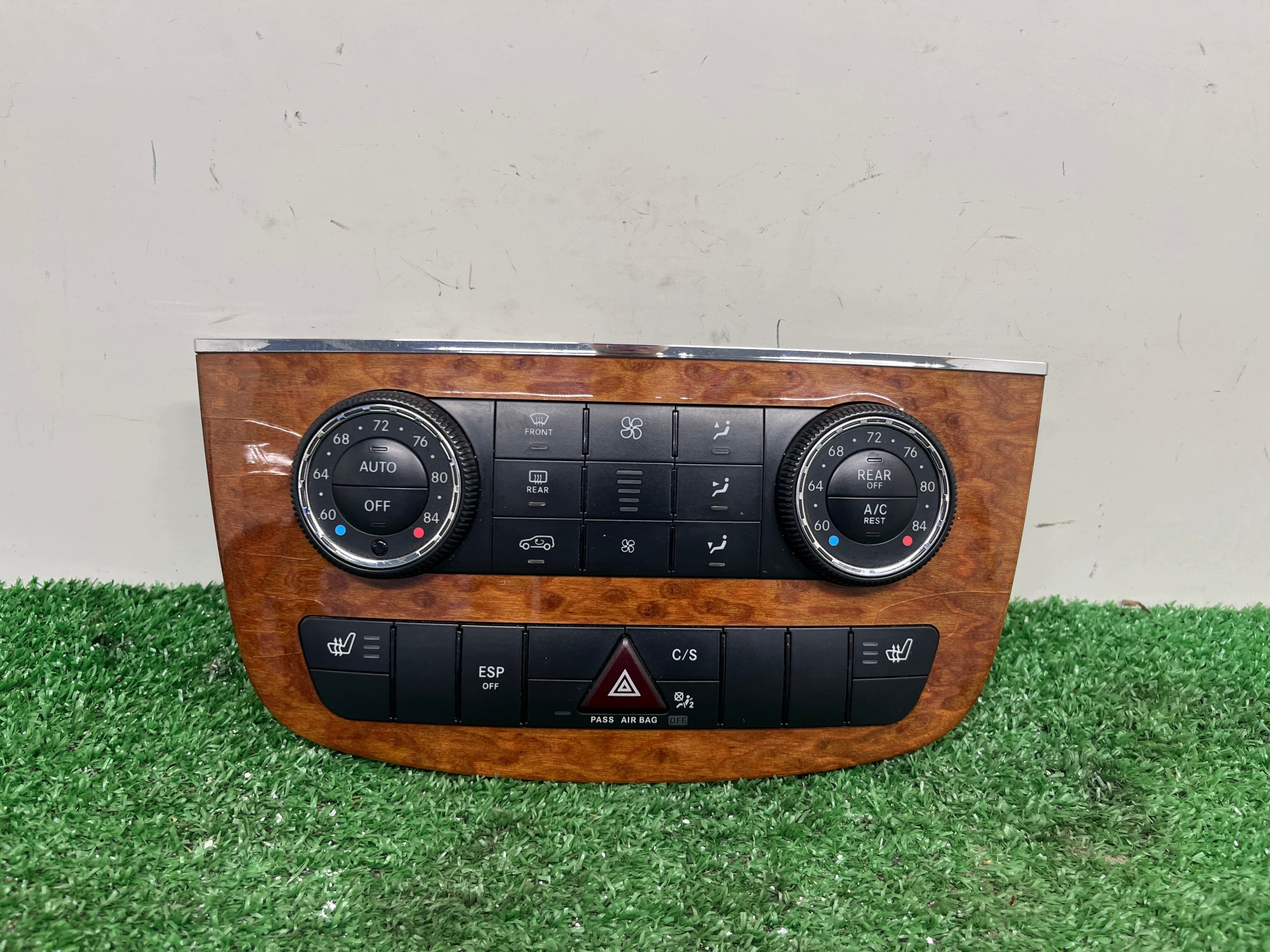control panel air conditioning devices MERCEDES-BENZ R KLASA W251 A2518208089