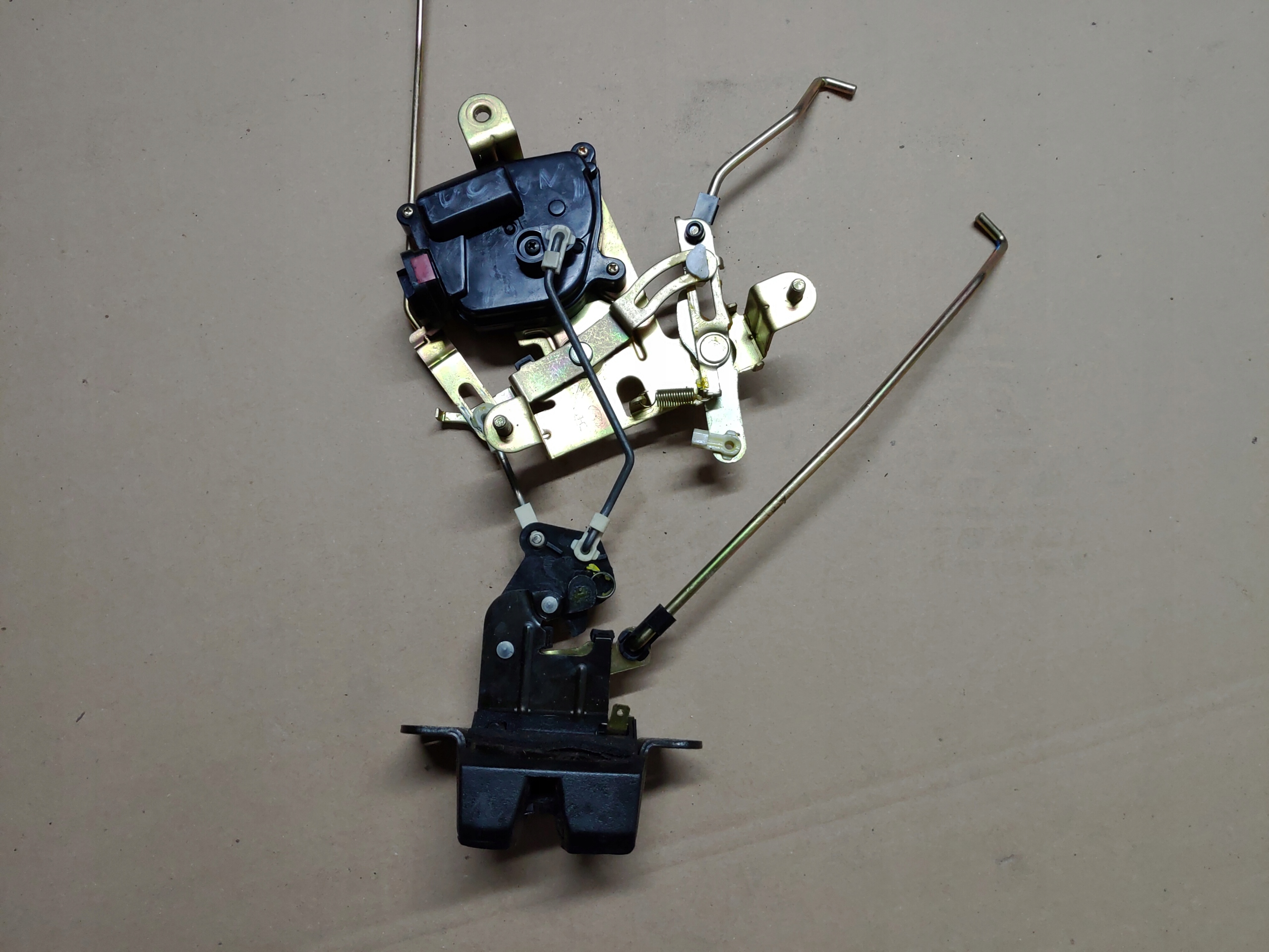 04-09 - ПРИВІД + ЗАМОК БАГАЖНИКА HYUNDAI TUCSON І