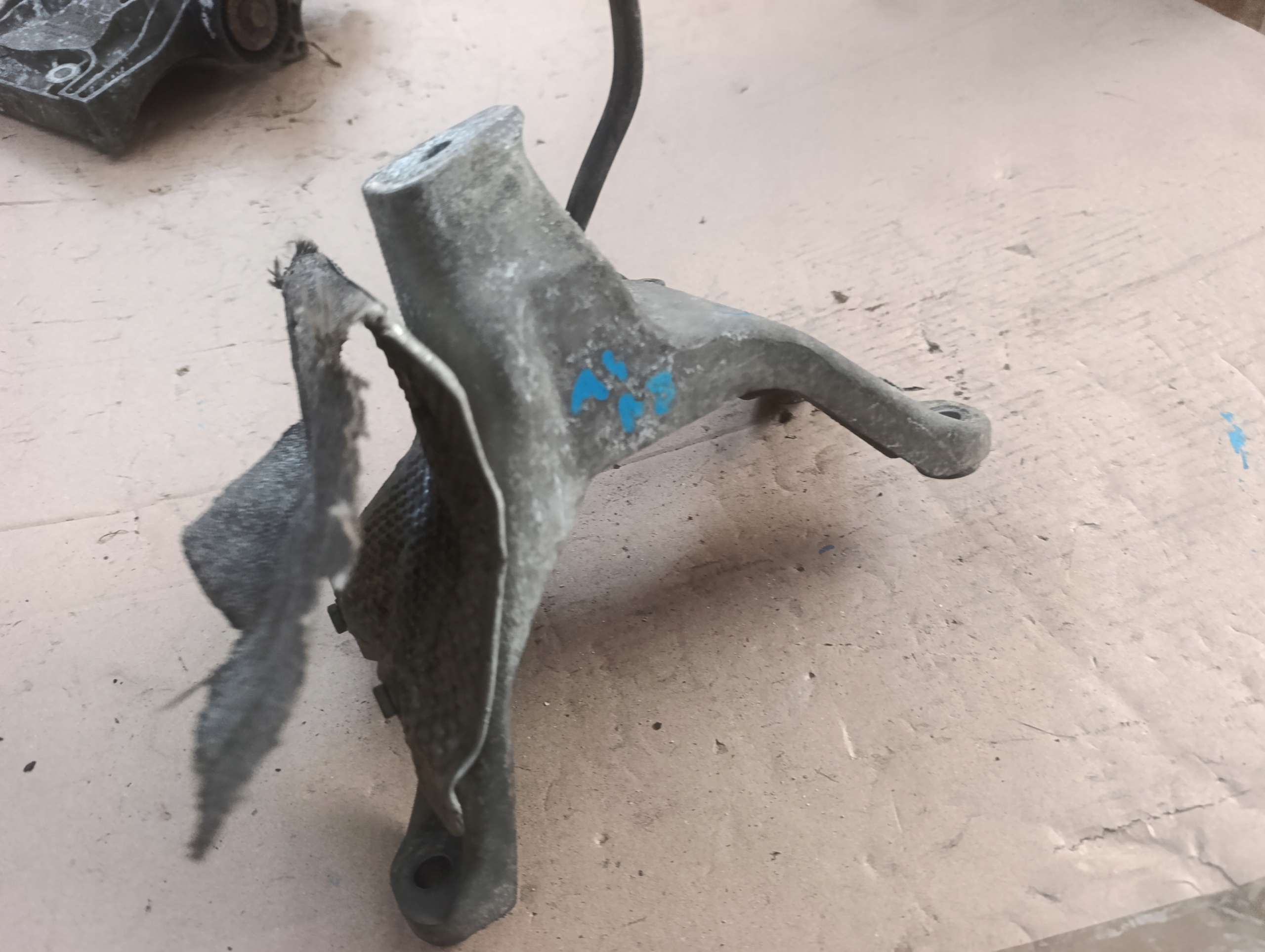 holder engine mount Audi A4 B8