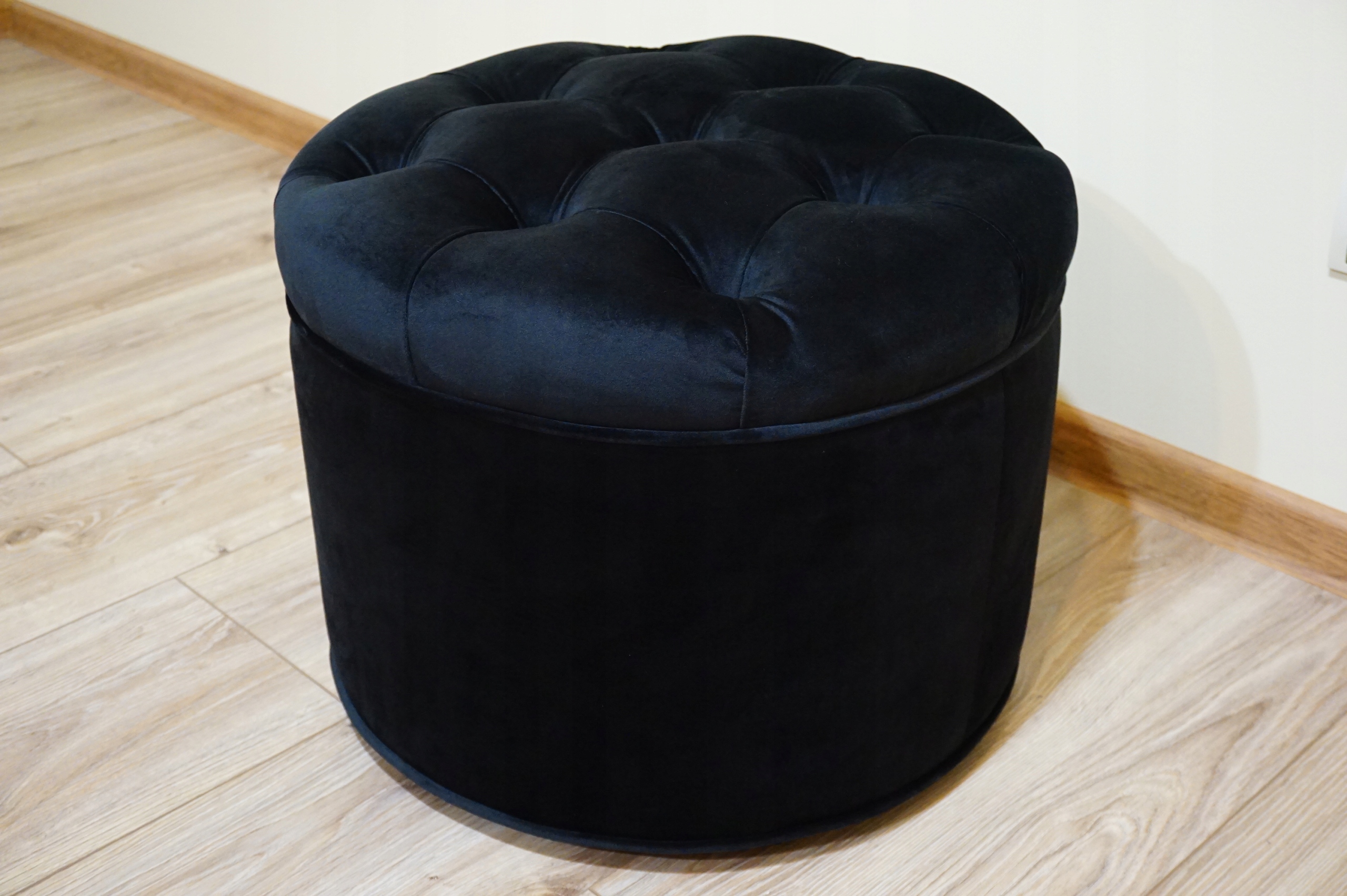 NOWA Okrągła Pufa głęboko pikowana 50 cm. Marka Glam