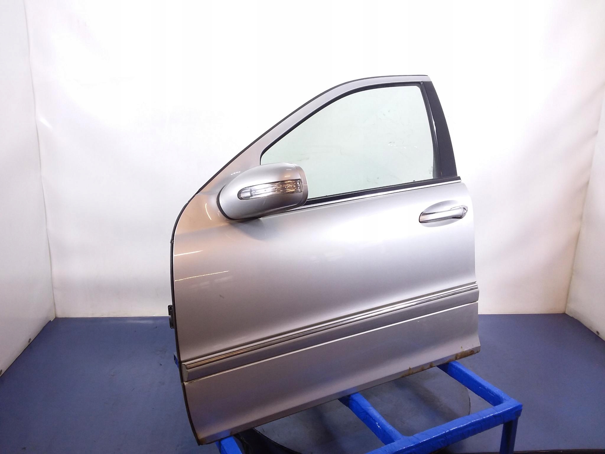 MERCEDES C W203 SEDAN DRZWI PRZÓD LEWE 744 Strona zabudowy przód - lewa