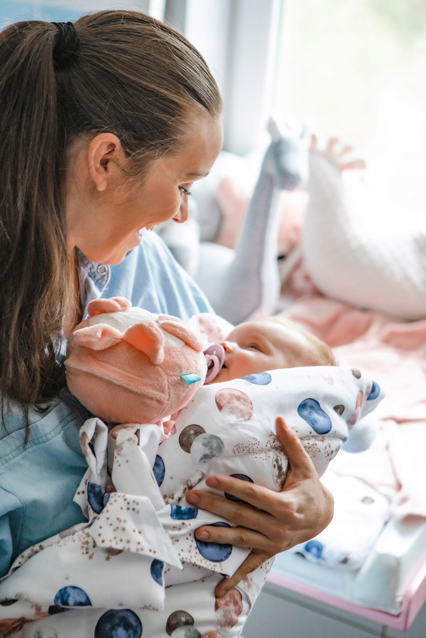 SZUMISIE MILUŚ KRÓLIK DLA DZIECI MASKOTKA + GRATIS Materiał plastik tkanina