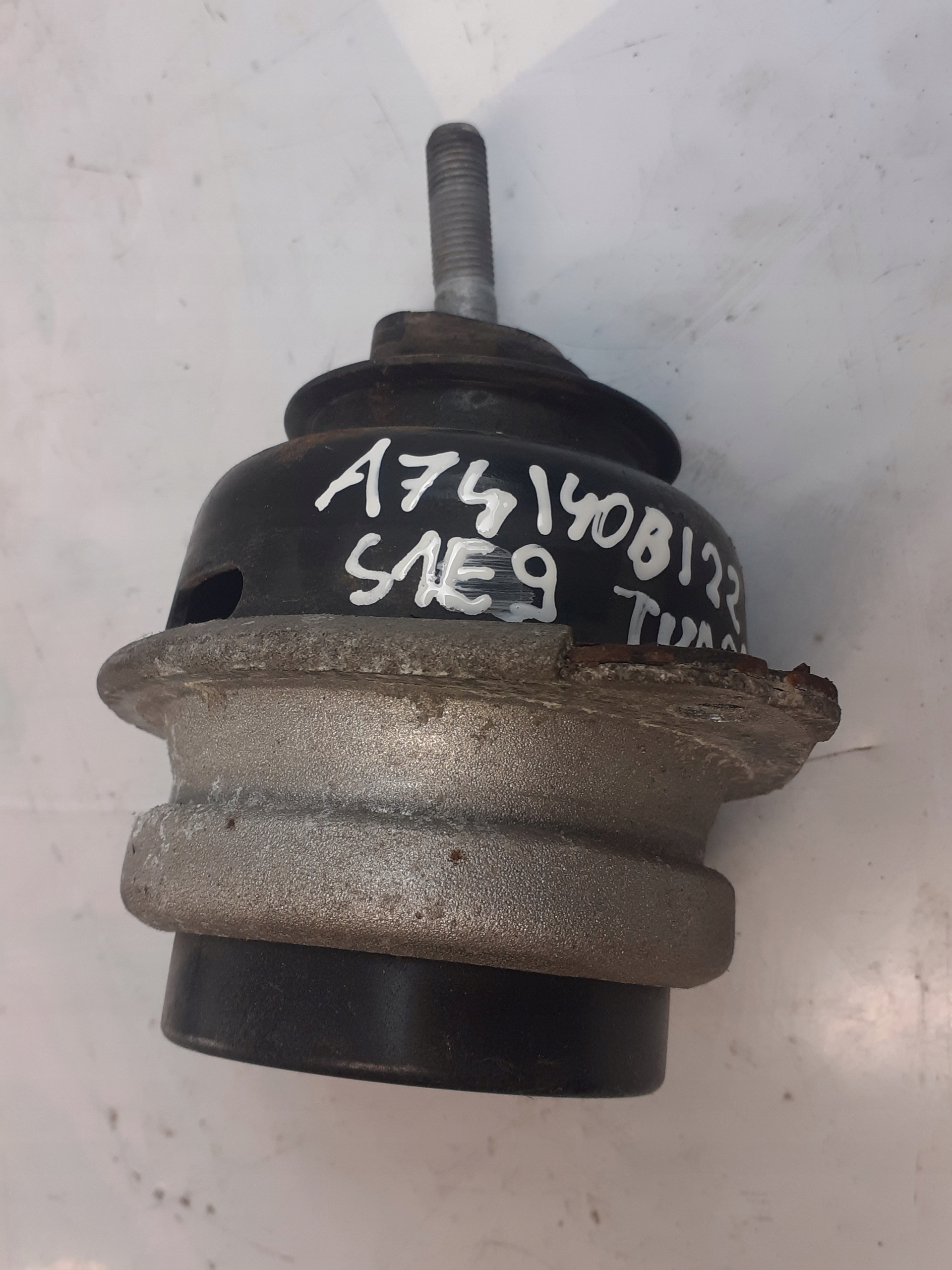 VW TOUAREG engine mount