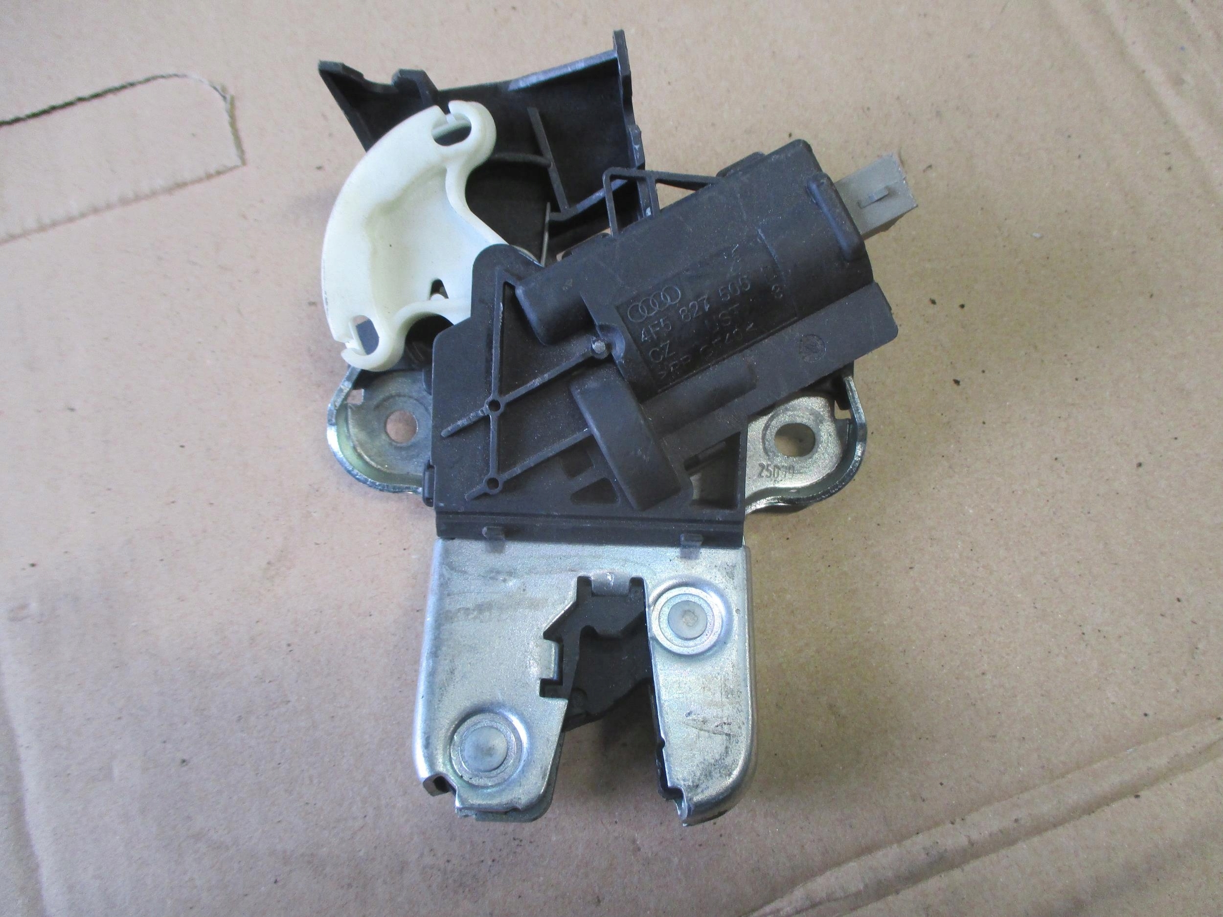 VW AUDI ZAMEK KLAPY 4F5827505D