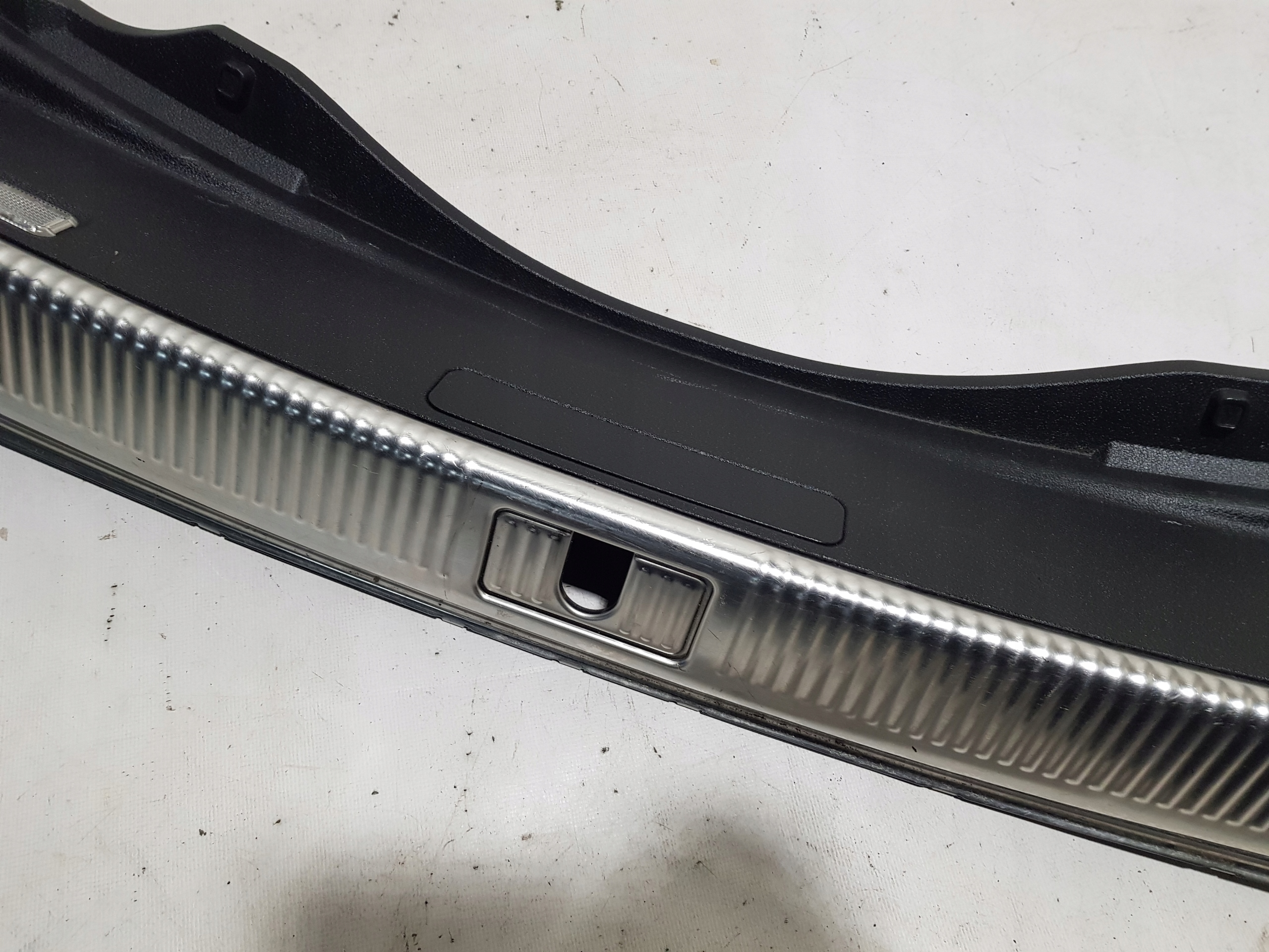 kryt lišta stěny PRAHU kufru AUDI A8 D4 4h0863471