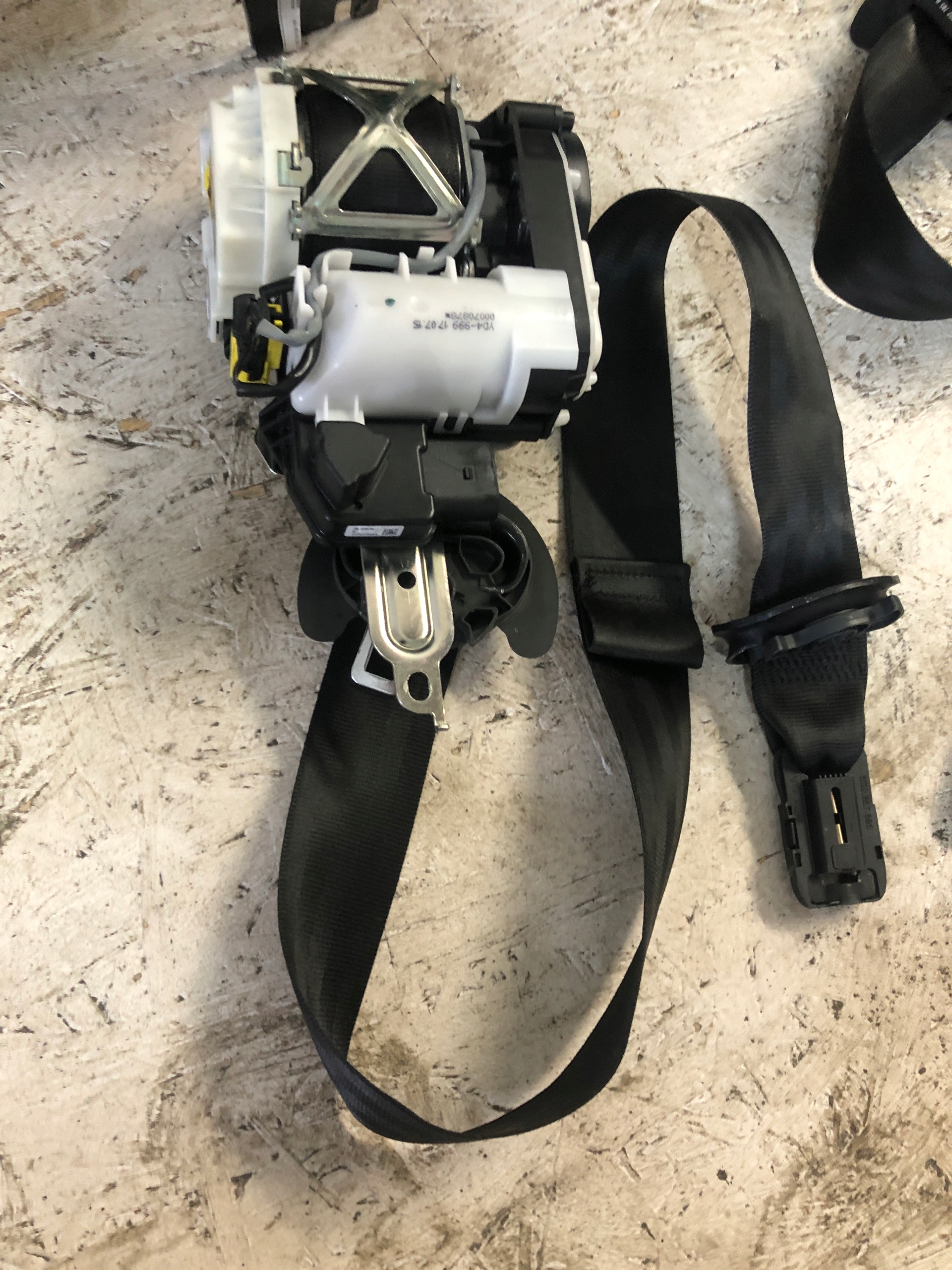 Ремінь передній правий 8V5857706M S3 A3 8V оригінал