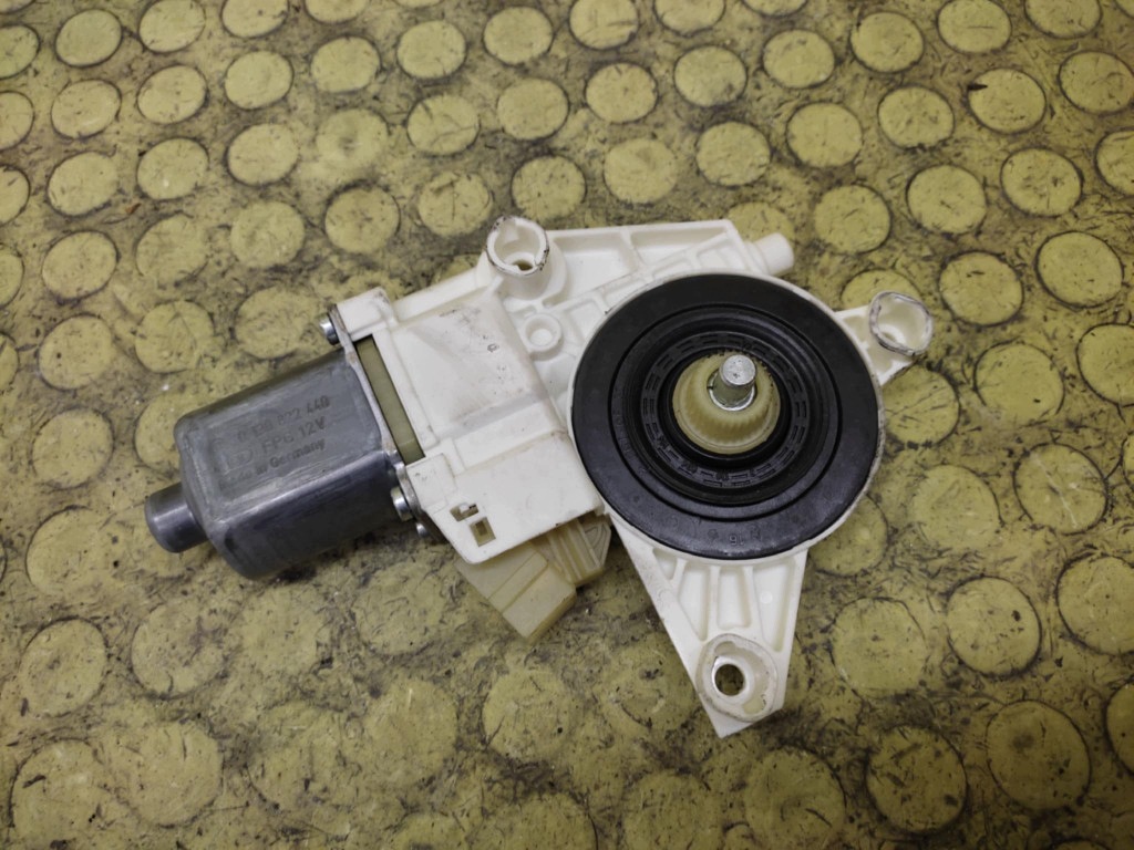 MERCEDES W204 mini motor windows right front A2048200242