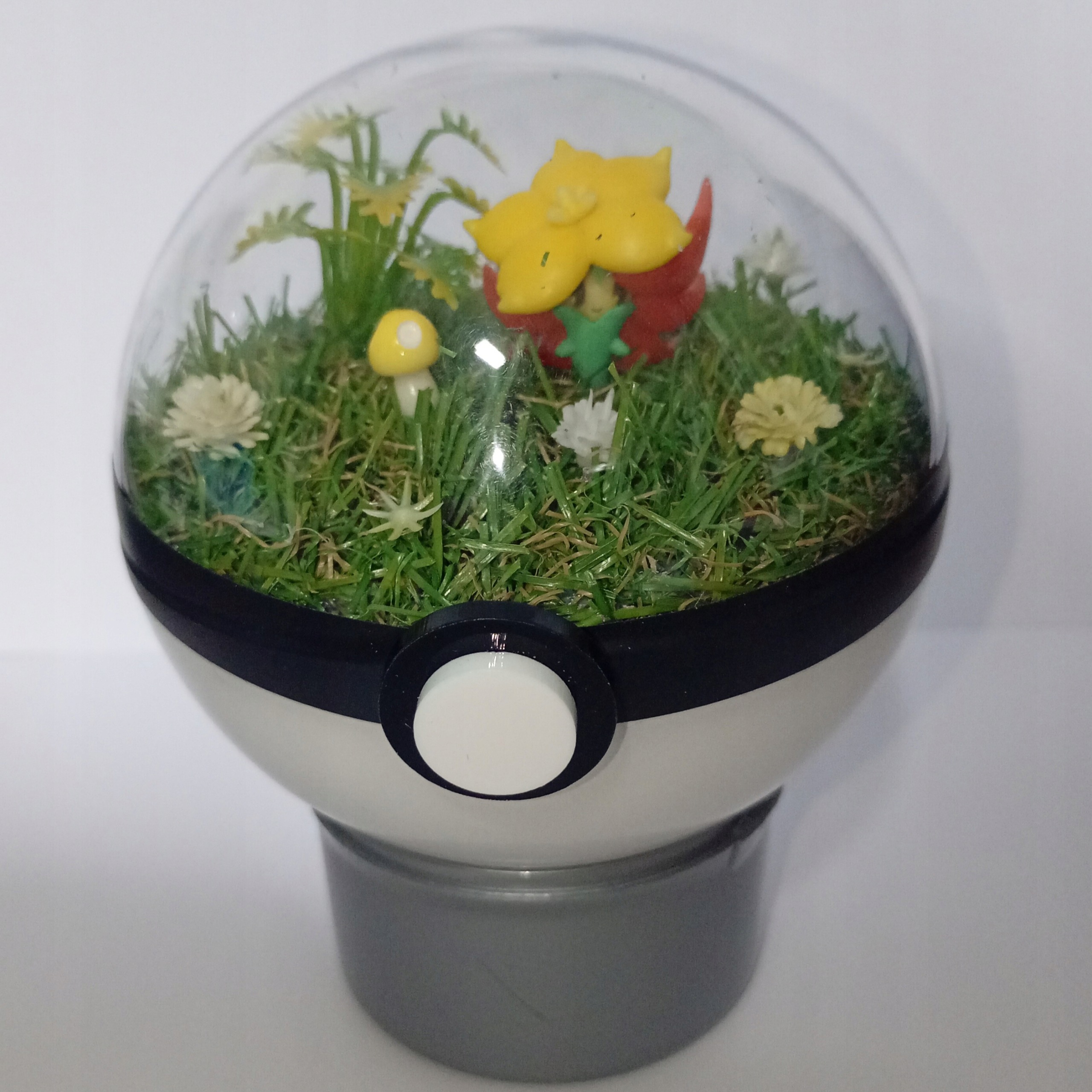 Gossifleur – Pokeball Terárium, Unikátní Ručně Vyrobené Diorama Pokémon, 10 CM