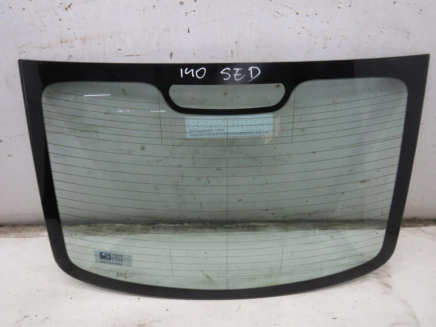 Заднее стекло задний седан HYUNDAI I40