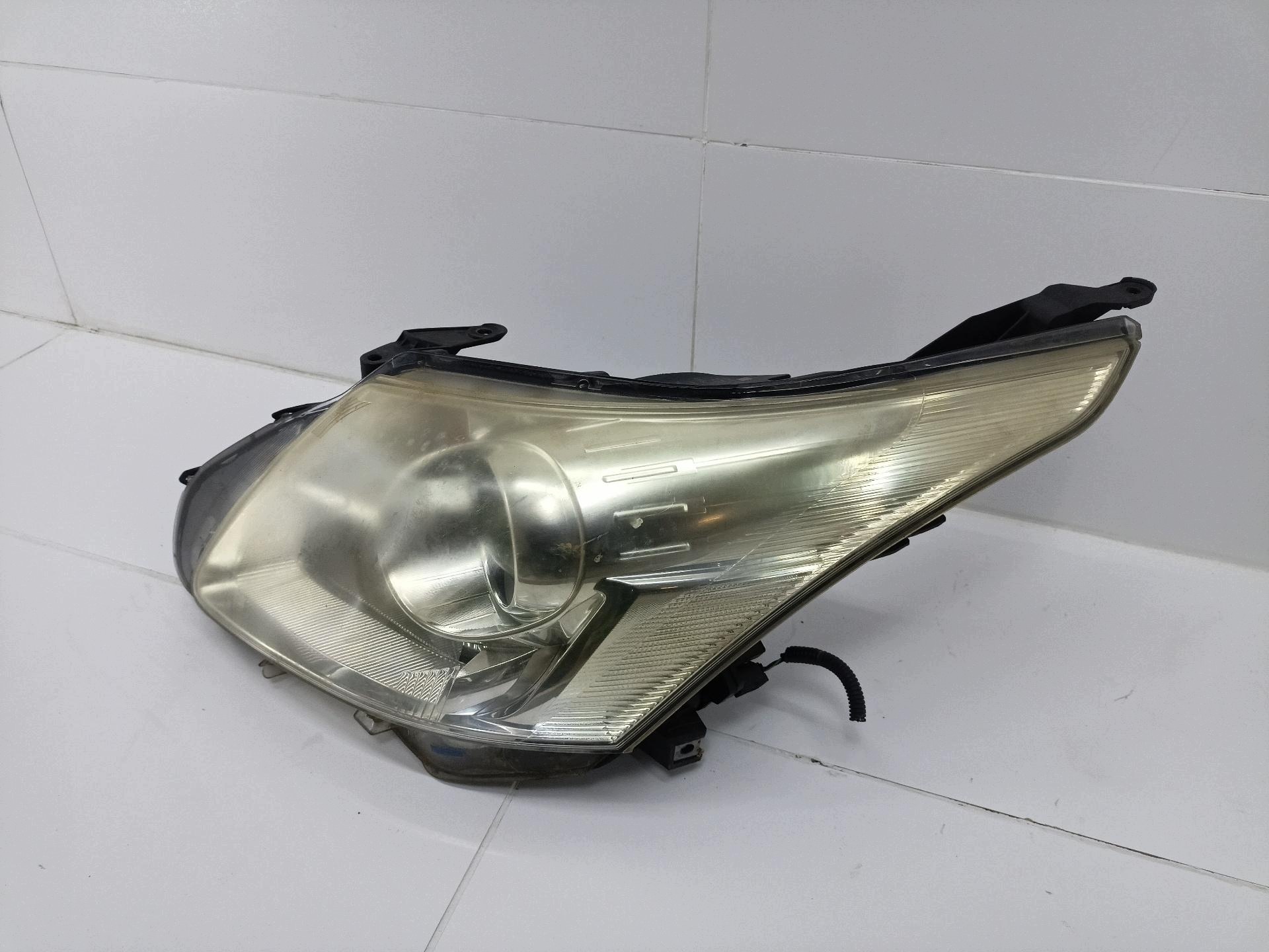 light front left side Toyota Avensis 3 T270 facelift ZRT272W 2012