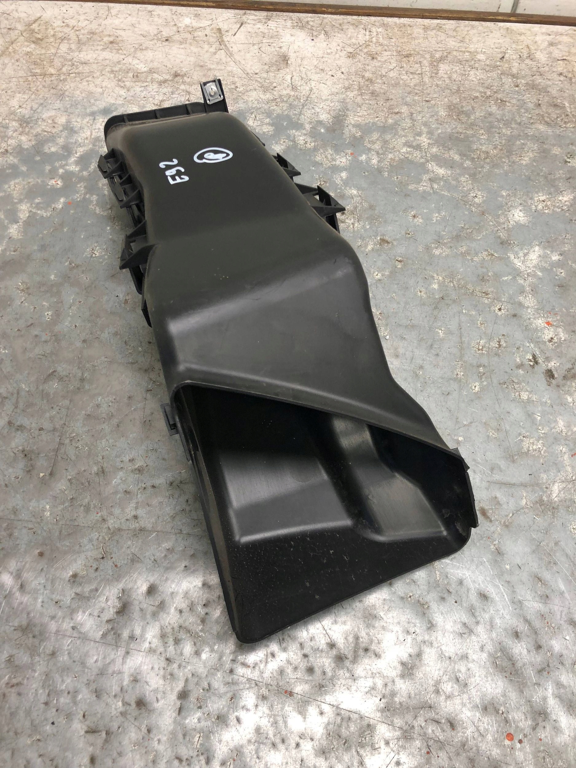 přívod VZDUCHOVÁ TROUBA BMW E92 8045361