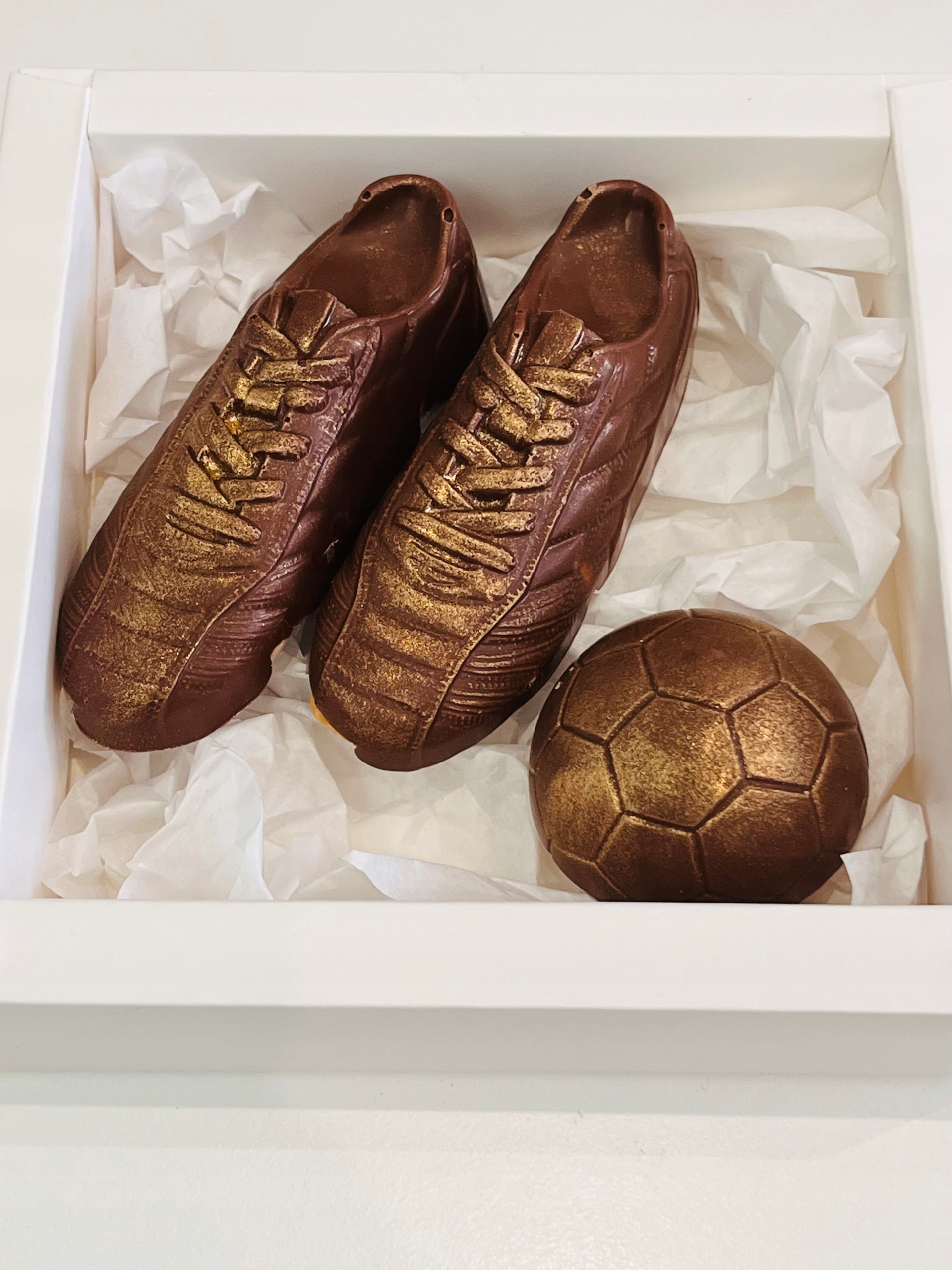 Levně Fotbalová sada z mléčné čokolády – boty a míč dárek