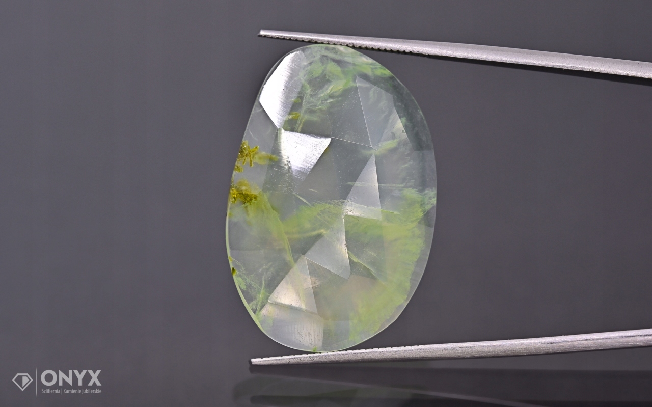 Prehnit fasetovaná nepravidelná rozeta 29x19,5 mm