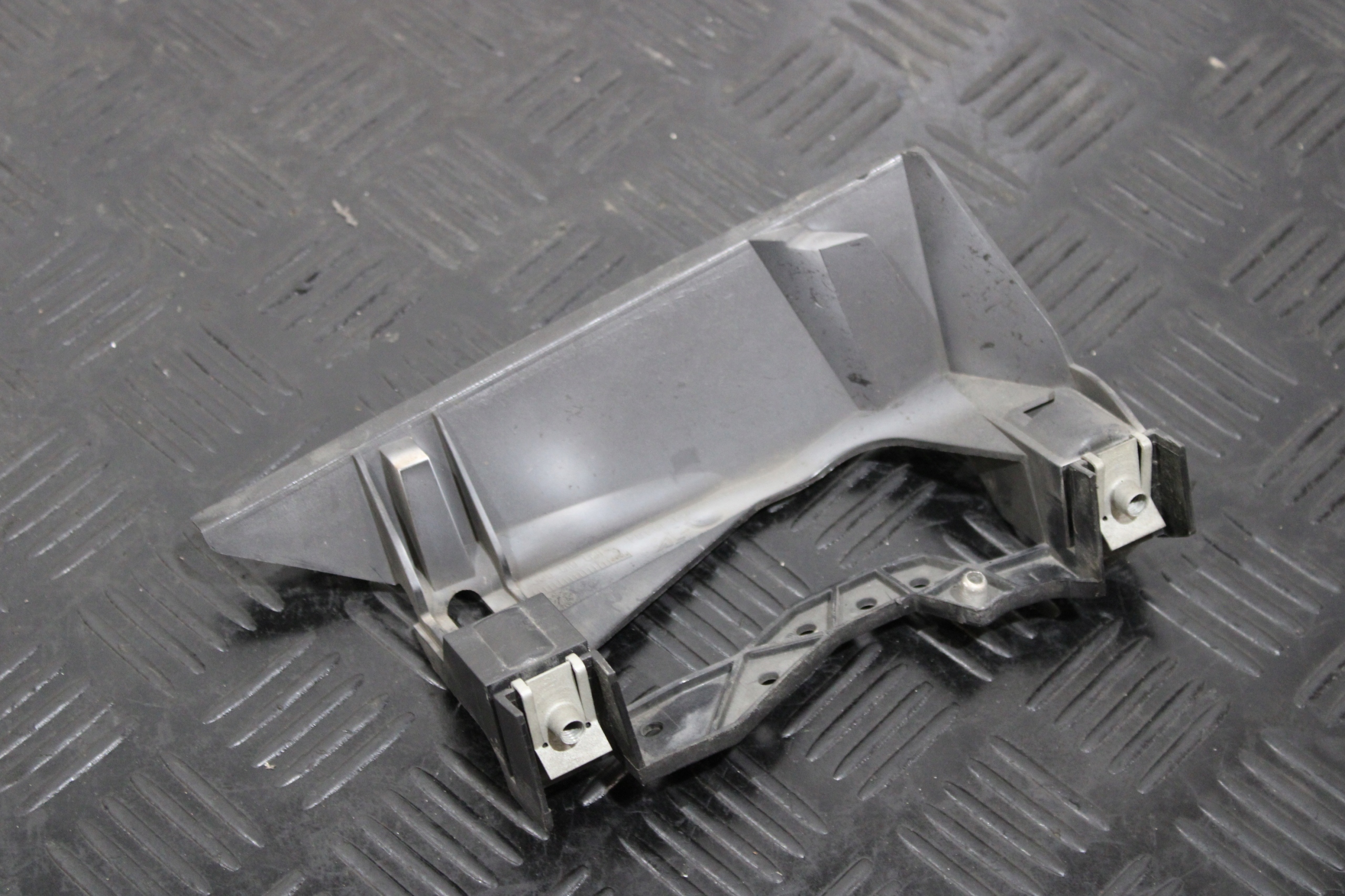 support holder lights right front 1305819031 BMW 4 F33 CABRIO