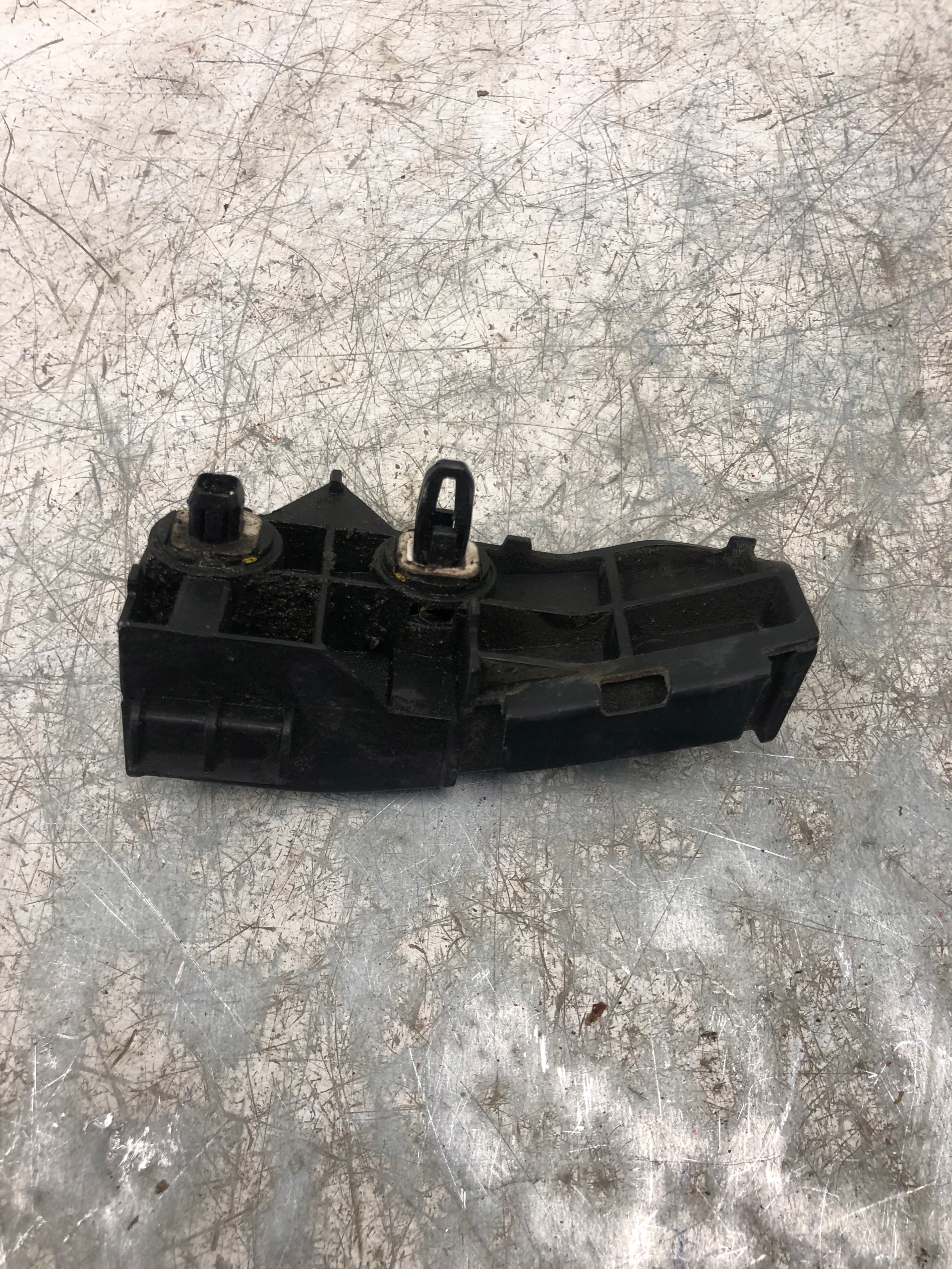 bumper bracket right rear part TOYOTA AURIS and 52562-02040